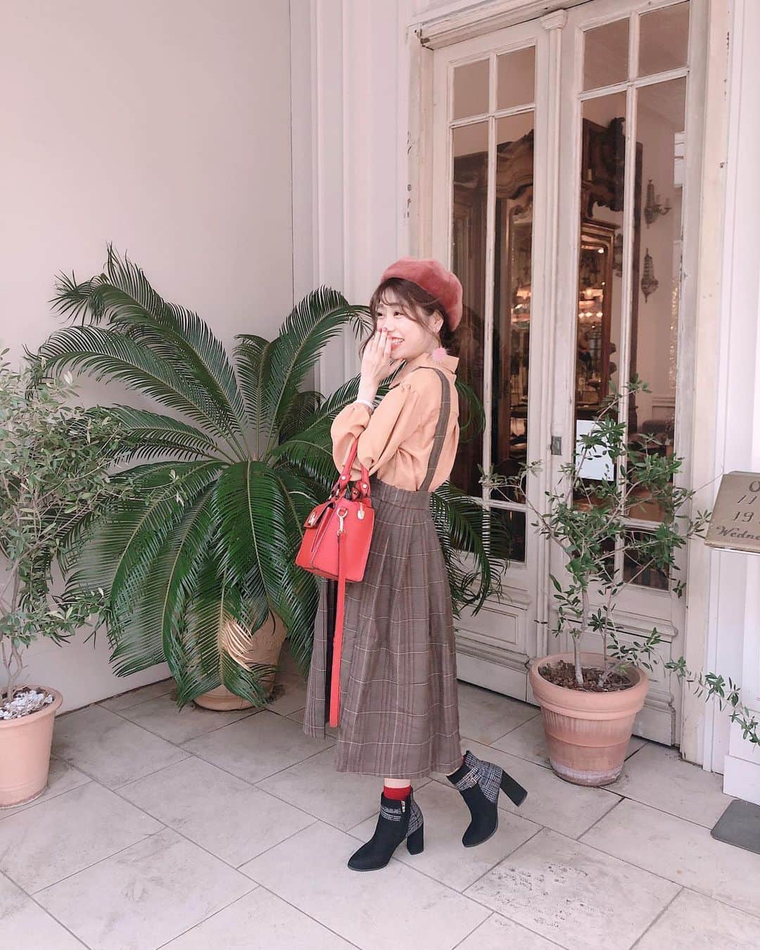 のインスタグラム：「ロングシーズン使えるジャンパースカート💓﻿ 今回は着回しコーデ💓﻿ ﻿ ﻿ パターン❶﻿ ジャンパースカートに、白のフリルブラウスを合わせたコーデ🌸✨﻿ ﻿ ショートブーツとバッグを﻿ 茶色とかで揃えて、統一感だすと可愛い🤗♥️﻿ ﻿ ﻿ ﻿ パターン❷﻿ マスタードからのシャツを合わせた季節感たっぷりのコーデ💓﻿ ﻿ ﻿ ﻿ パターン❸﻿ ﻿ 黒のハイネックトップスを重ねた着こなし﻿ レイヤードコーデ💓﻿ 黒を引き締めカラー入れて小顔効果に💕﻿ ﻿ ﻿ ﻿ みんなはどれが好き？♥️﻿ ﻿ ﻿ ﻿ ﻿ ﻿ #メロウネオン #ワンピースコーデ #シミラールック #リンクコーデ #ディズニーコーデ  #ジャンスカ  #プチプラコーデ #プチプラファッション #冬コーデ #冬服 #ニットコーデ #デートコーデ #モテコーデ #参戦服 #ベージュコーデ #淡色コーデ #コーディネート #ニット #ジャンスカ #ジャンパースカート #着回しコーデ #着回し #タートルネック #タートルネックコーデ #ブラウスコーデ #マスタードシャツ #マスタードカラー #ベレー帽コーデ #お団子ヘア」