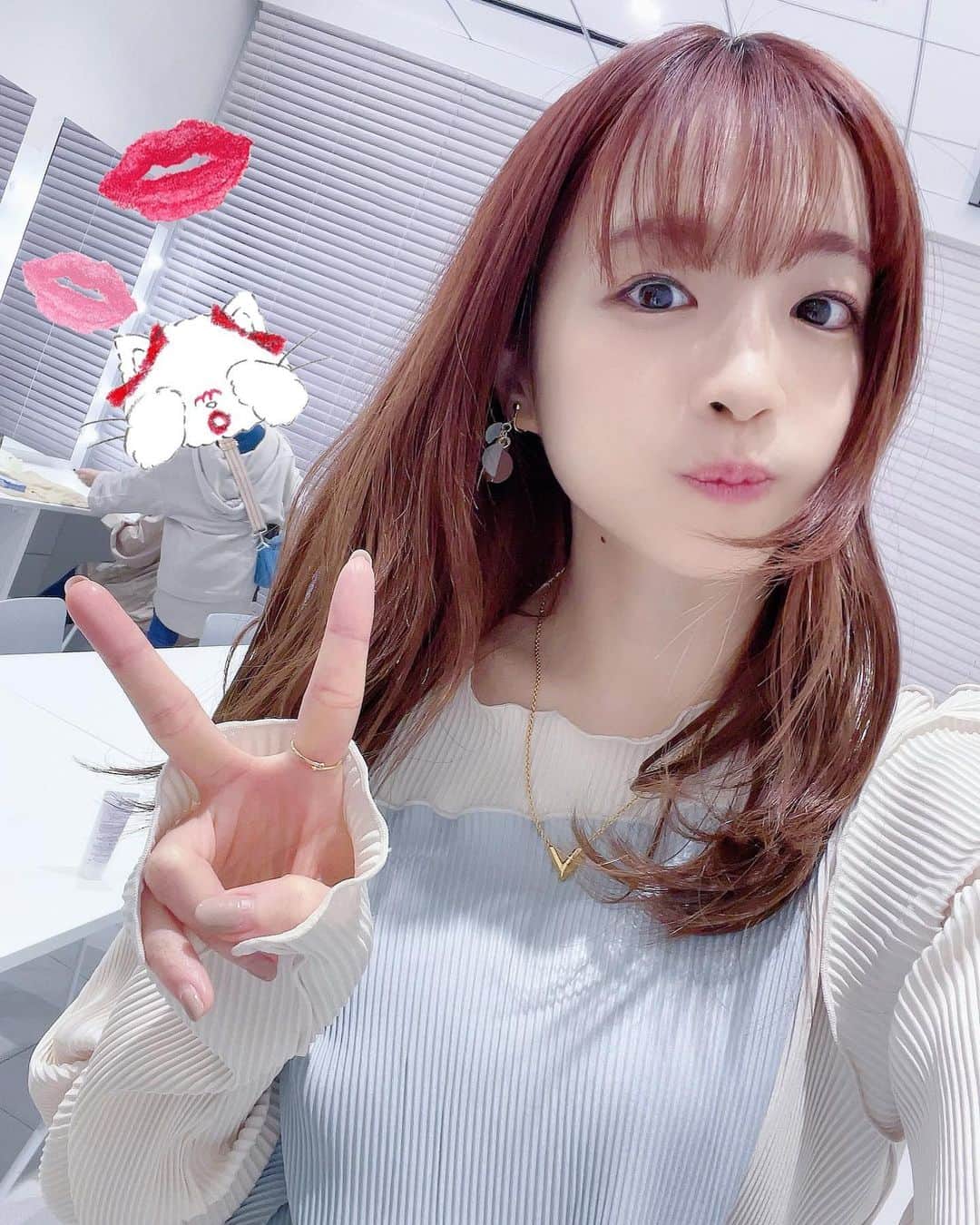 諏訪彩花のインスタグラム：「先日のリステージのニコ生にて✨ 新しくゲットしたお洋服をば♡ 久しぶりにメイクして貰ったのでテンション上がって写真撮っちゃった笑👅  新しいトップス〜少し前からこういう切り返し多めの流行ってますよね笑✨ 女の子っぽいしラインも綺麗めで袖の広がりも可愛くて好きなので、見つけると反応してしまいます😍  お洋服好きなので、これからインスタでちょいちょい載せてみようかな〜と思ってます👗💖😊 #リステ　#ファッション　#kotohayokozawa  #converse」