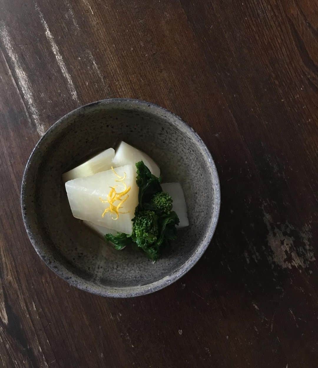 のインスタグラム：「丸大根  京野菜の聖護院大根 コロンと丸くて 木目の細かな 滑らかな食感 いつも仕事帰りに寄るスーパーの 有機のコーナーで発見 早速炊き物に… 添えたのは少し前に 昆布締めしておいた菜の花 昆布の旨味が移って 格別な美味しさに  厚めに剥いた丸大根の皮は 牛蒡とクミン風味の金平に  昨夜は仕事から戻ると びっくりする事が起こっていて 生きた心地がしなかったけれど そんな最中のタイミングに 連絡をくれた友人が 心配して家のドアノブに 美味しい和菓子を そっと掛けておいてくれた  大変な時 大変なの‼って 自分からなかなか言えない私に いつも絶妙なタイミングで 連絡をくれたり サッと動いて助けてくれたり そんな事が今まで沢山あった 私なんかよりずっと大変なのにね  餡子腹になったら眠くなってきた 気持ちが嬉しくて ホッと出来たからだょ ありがとうね」