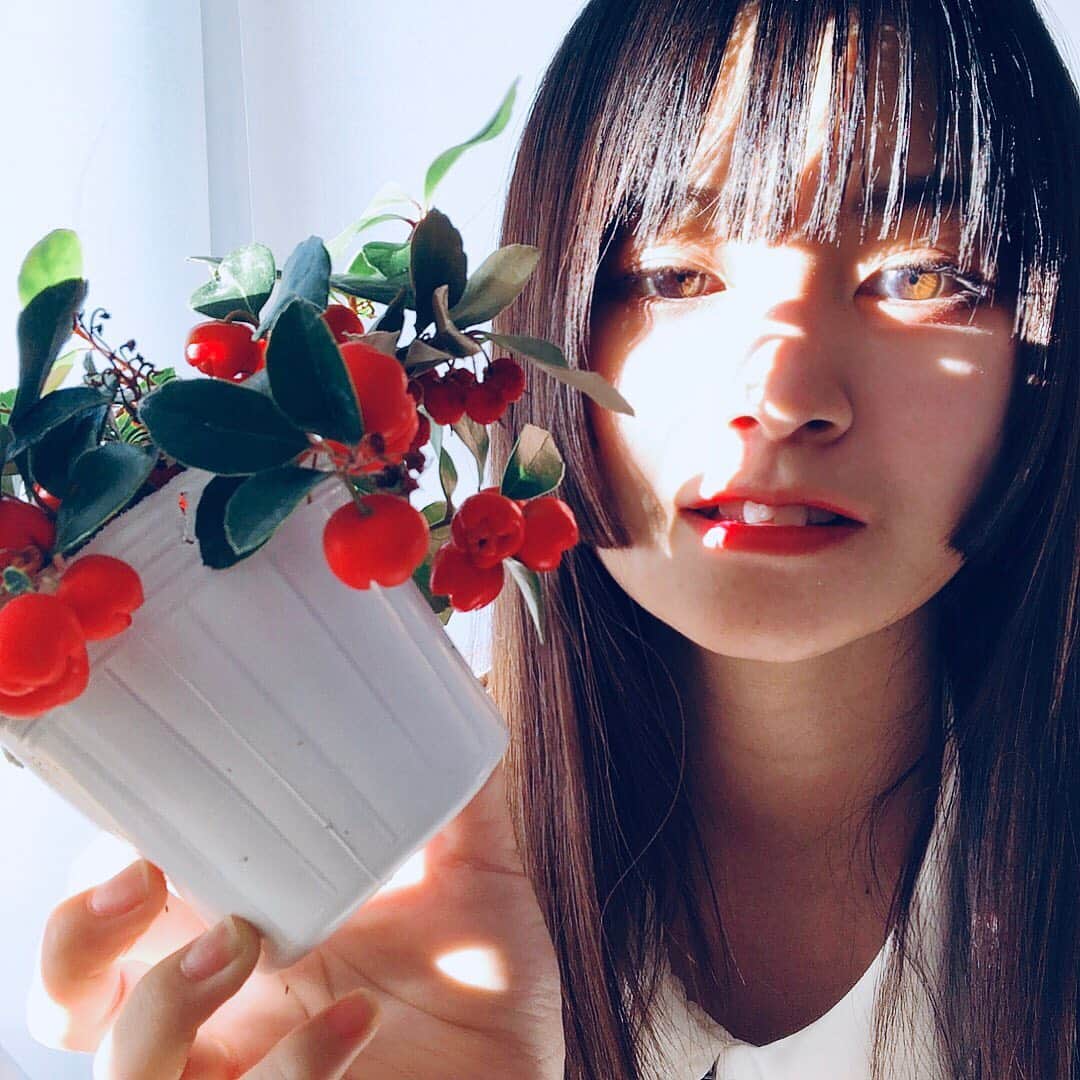 北原ゆかのインスタグラム：「歌詞が溢れに溢れた日だった  苦しかった。。  感情が止まらなくて落ち込んだり幸せだったり、アーティストにとってこんな嬉しい日はありません☺️  いっぱい泣いて作るのに とてもポップな曲ができあがる不思議。笑  #シンガーソングライター #作詞の日」