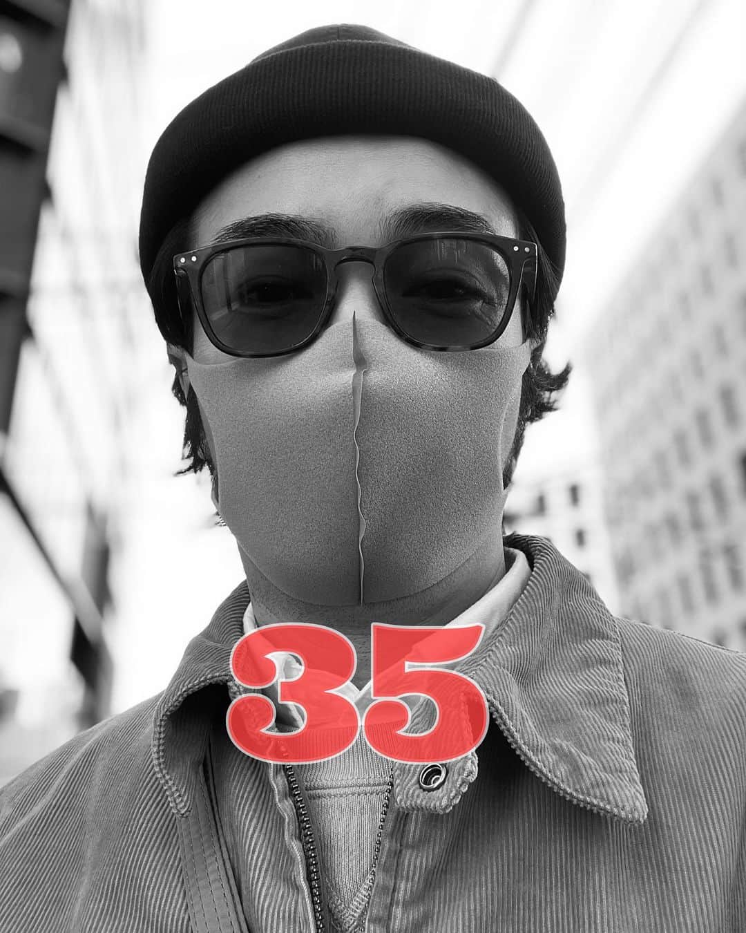 のインスタグラム：「35歳になりました！ みなさま、お祝いのコメント、メッセージ等、ありがとうございます！！ このような状況下でもお仕事をさせていただけていることの幸せをかみしめて、レベル35もがんばります！！ みなさま、よろしくお願いいたします！！  父も本日誕生日。 おとうさん、ハッピーバースデー！🥳🎉  #birthday #thankyou #35  #sotaro #聡太郎」