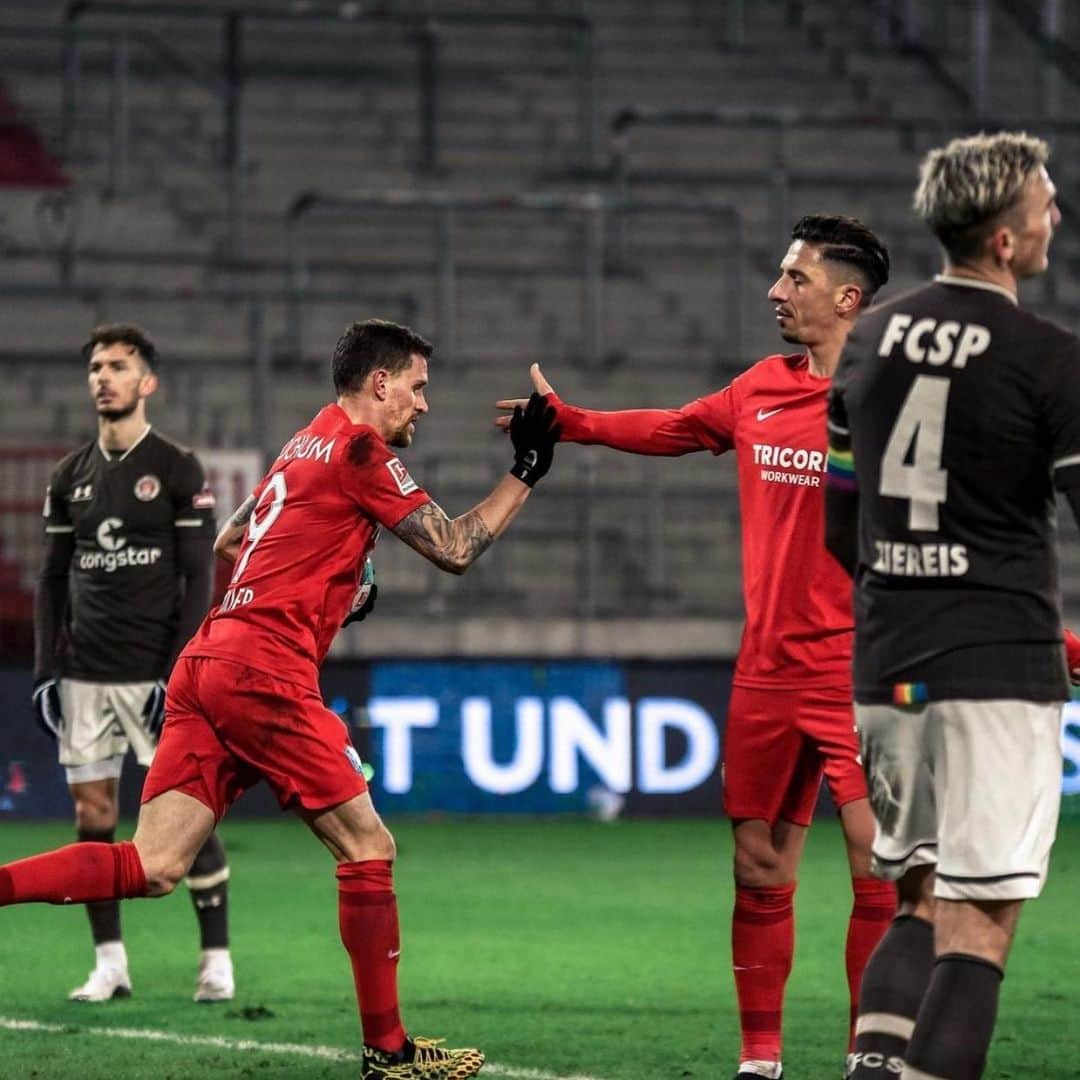 シモン・ツォラーのインスタグラム：「Millerntor mag ich 💪🏼 +3 #team @vflbochum1848.official」