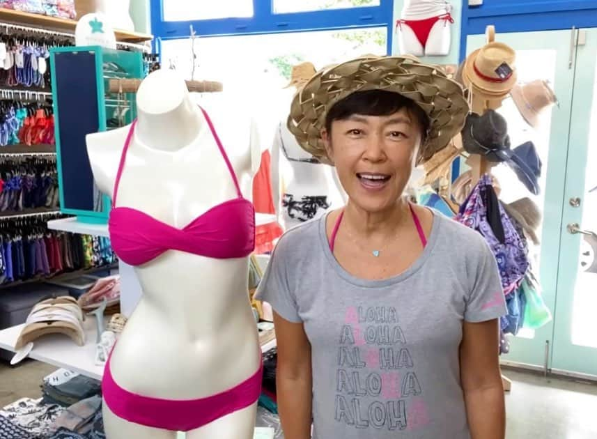 Pualani Hawaii Beachwearさんのインスタグラム写真 - (Pualani Hawaii BeachwearInstagram)「厳しいハワイ経済の中で、インスタTVやライブで情報を発信。企画、出演、編集、販売を一人で担当、ビジネスに繋げているカズさん。スモールビジネスのお手本👏👏👏  セール品紹介のビデオは「気持ちが前向きでポジティブになる言葉」から始まるので、是非見てみて下さい❤️  #pualanihawaii #プアラニハワイ #インスタ #ハワイ#ビジネス#ハワイライフ #ハワイロス#ポジティブ#スモールビジネス#smallbusiness #hawaii#waikiki#honolulu #swimwear#bikinis#sale」1月29日 18時41分 - pualani_monsarrat