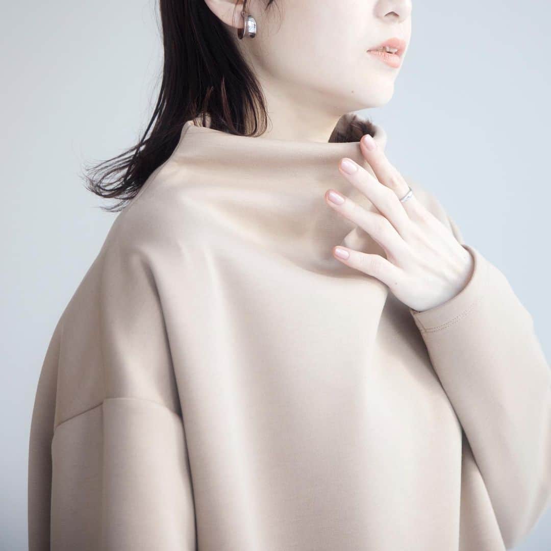 INDIVIのインスタグラム：「- new items -﻿ ﻿ ﻿ トレンドのモックネックと、ポンチョのような少しゆったりとしたオーバーなシルエットがこなれ感を演出。﻿ 程よい張り感のあるダンボール素材は着心地も良く、上品な大人スタイリングに仕上げてくれます。﻿ シャツとのレイヤードスタイルがおすすめです。﻿ ﻿ ﻿ ✴︎pullover.¥9,790(税込)﻿ ✴︎no.127-12024﻿ ﻿ ✴︎shirt.¥14,850(税込)﻿ ✴︎no.127-82046﻿ ﻿ ＿＿＿＿＿＿＿＿＿＿＿＿＿＿＿＿﻿ 【ポイントキャンペーン開催中!!】﻿ 1/20(wed)-1/31(sun)までの期間中、﻿ 春の新作アイテムがポイント10倍に！﻿ 今時期からお召しいただける羽織りものや、鮮やかなカラーニットアイテムも対象です。﻿ ぜひチェックしてみてください！﻿ ﻿ ﻿ #INDIVI﻿ #インディヴィ」