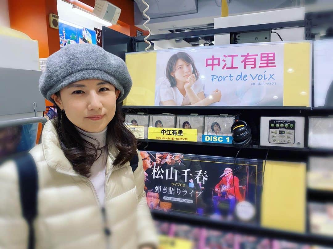 中江有里さんのインスタグラム写真 - (中江有里Instagram)「今日はタワーレコード新宿店さんにも行きました。 8階のお店入ってすぐのスペース！サインとPOPを残して来ました。  視聴もしてみました。ちなみに「風の姿」を聴いてます。  #中江有里  #タワーレコード新宿店」1月29日 18時37分 - yurinbow1226