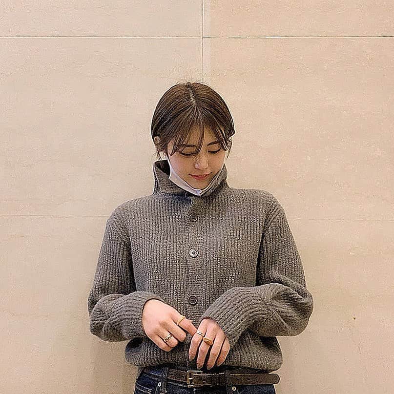 前田亜美のインスタグラム：「. . ボタン付きのニット流行ってるのかたくさんあるね。. . . これはタートルネックにもなるカーディガン🌱. . . 早くニット1枚でも過ごしやすい気候になってほしいね🐝⋆︎*ﾟ∗」