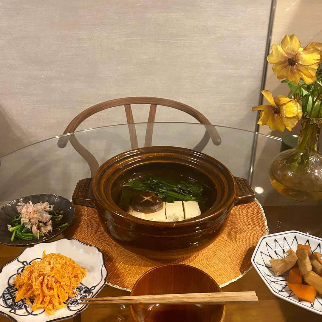 佐藤晴美さんのインスタグラム写真 - (佐藤晴美Instagram)「湯豆腐と根菜のお惣菜から始まり、 @noun_fasting  で毎日働いている内臓少しだけ休憩🙏  普段から結構気は使っているけど、 食べるものによって胃や腸にかかる負担が全然違うんだな。  やっぱりどう考えても身体の中を綺麗にすることが一番の美容ですよね。ここ数ヶ月で美容に対する意識がだいぶ変わったなぁ。  毎日の積み重ね、 でもそれが楽しいわけだ💕  湯豆腐 根菜の煮物 人参めんたい(毎日食べてるの？w) ほうれん草のおひたし」1月29日 18時37分 - sato_harumi__official