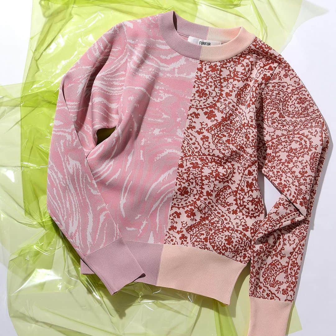 ファーファーのインスタグラム：「【EDIT】 issue.94 SPRING KNIT DETAIL  -HALF JACQUARD SWEATER-  左右に異なる柄を配した 大胆なハーフデザインのセーターは ペイズリー柄とタイダイ柄をジャガードニットで表現。  春らしいきれいなカラーの配色で、 個性的ながら着やすさも追及。  tops ¥15,000＋tax  @furfur_official @furfur_official_staff  #FURFUR #ファーファー」