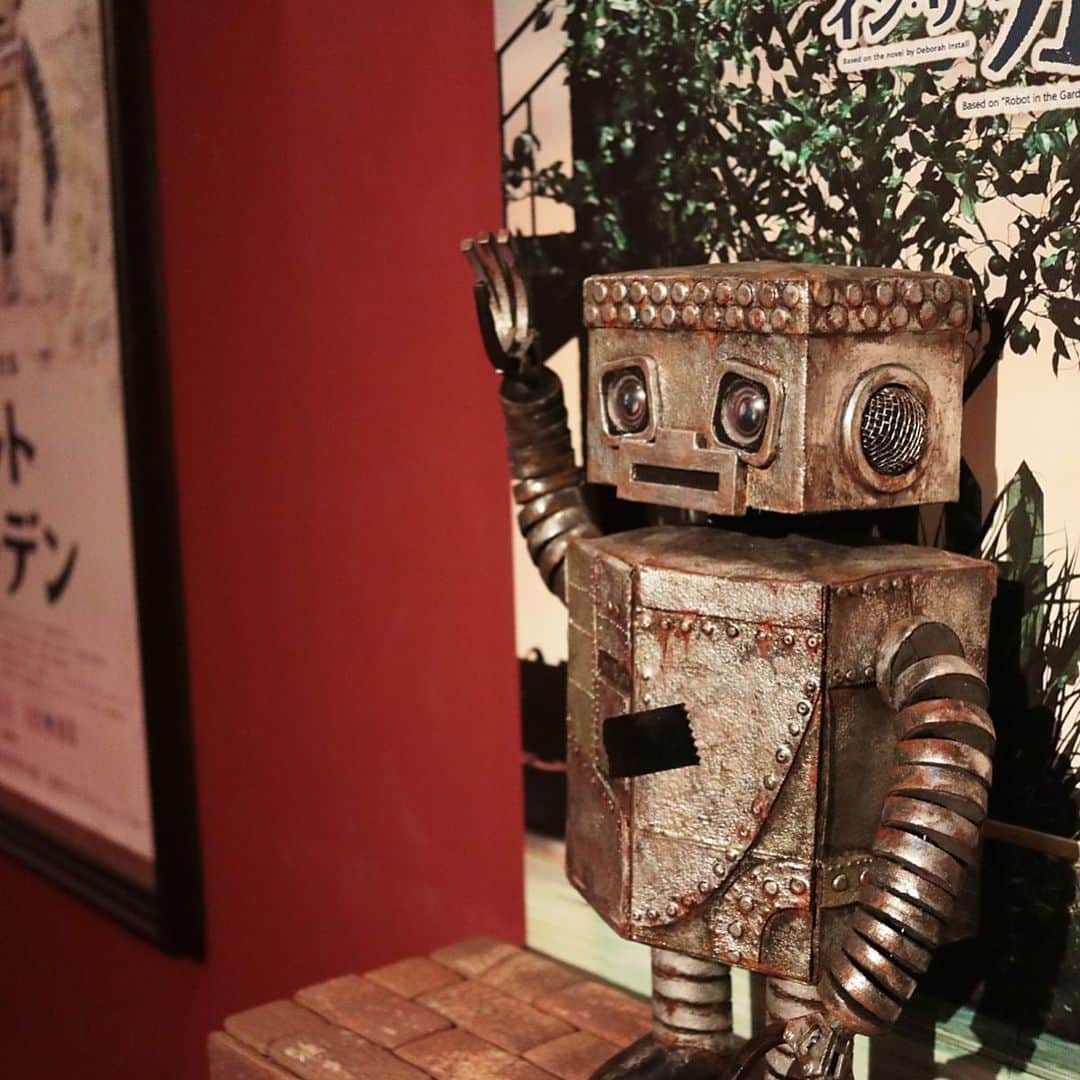 劇団四季さんのインスタグラム写真 - (劇団四季Instagram)「東京・自由劇場で上演中のミュージカル『ロボット・イン・ザ・ガーデン』。﻿ 主人公ベンとともに旅をする、壊れかけのロボット"タング"のミニチュアが登場！﻿ 自由劇場2階ロビーに展示されています。﻿ 写真撮影も可能。ご観劇の記念に、ぜひご覧ください。﻿ ﻿ #タング﻿ #ロボットインザガーデン﻿ #ロボット﻿ #劇団四季﻿ #ミュージカル﻿ #shikitheatrecompany #robotinthegarden﻿ #shiki﻿」1月29日 18時51分 - gekidanshiki_official