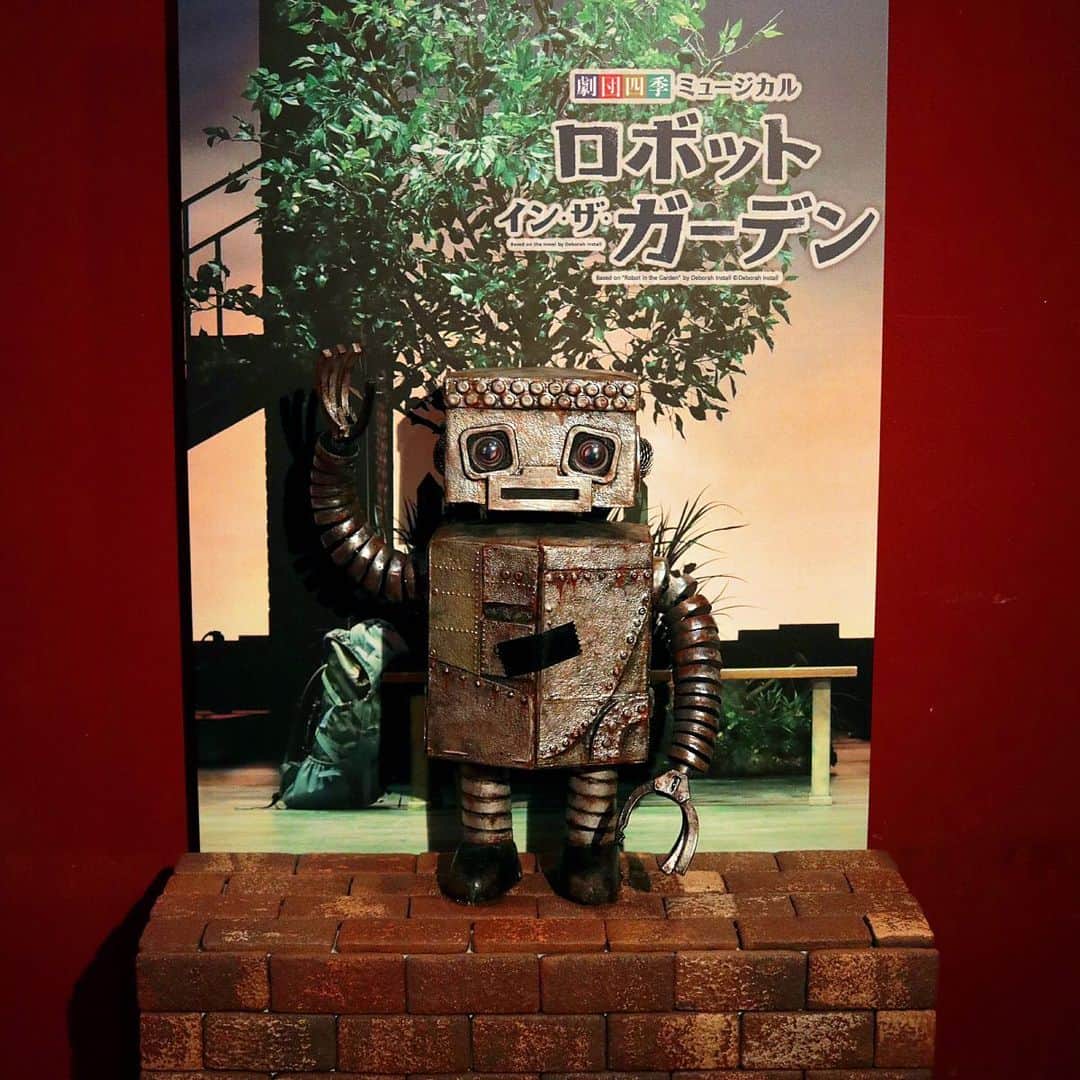 劇団四季さんのインスタグラム写真 - (劇団四季Instagram)「東京・自由劇場で上演中のミュージカル『ロボット・イン・ザ・ガーデン』。﻿ 主人公ベンとともに旅をする、壊れかけのロボット"タング"のミニチュアが登場！﻿ 自由劇場2階ロビーに展示されています。﻿ 写真撮影も可能。ご観劇の記念に、ぜひご覧ください。﻿ ﻿ #タング﻿ #ロボットインザガーデン﻿ #ロボット﻿ #劇団四季﻿ #ミュージカル﻿ #shikitheatrecompany #robotinthegarden﻿ #shiki﻿」1月29日 18時51分 - gekidanshiki_official