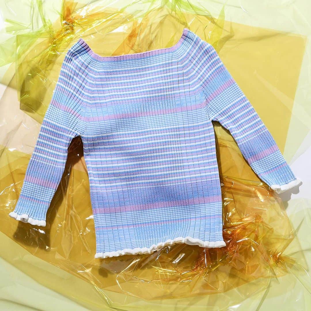 ファーファーのインスタグラム：「【EDIT】 issue.94 SPRING KNIT DETAIL  -MULTI BORDER RIB PULLOVER-  自然界の優しいカラーのグラデーションを ボーダーで表現したショート丈のニットトップスは、 スクエアネックのデザインがポイント。  ボトムスを選ばず、スタイリングの幅が広がります。  tops ¥8,000＋tax  @furfur_official @furfur_official_staff  #FURFUR #ファーファー」