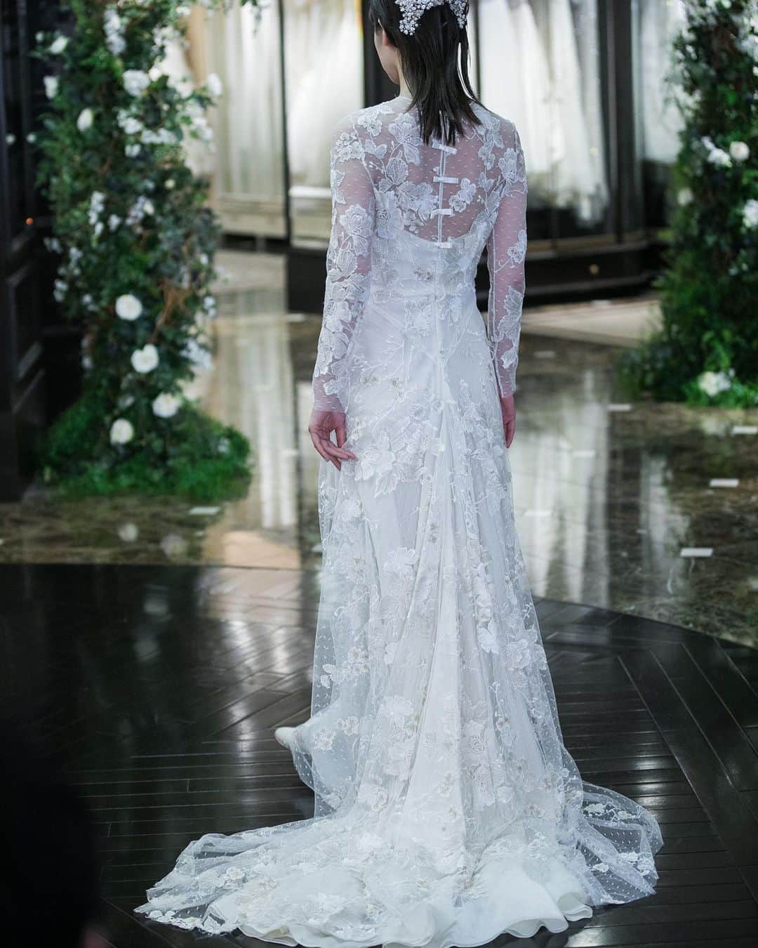 Dresses (ドレッシーズ)さんのインスタグラム写真 - (Dresses (ドレッシーズ)Instagram)「袖付きウェディングドレス特集♡  ～袖丈別に叶うドレスの着こなし～ ✓ロングスリーブ（長袖）・・肌の露出感を減らすことで、上品でクラシカルな着こなしが叶う。 ✓七部袖・・ 手首を上品に見せるとともに、ロングスリーブよりモダンな印象に。 ✓ショートスリーブ・・肩を少し隠し、エフォートレスなスタイルに。  レースやシースルーなど、お袖の素材によっても 雰囲気が変わりますよ✨ ドレス選びの参考になるよう、たくさん投稿してます♡﻿ ぜひ参考にしてみてくださいね✨  Dressesでは、本日ご紹介できなかった袖付きドレスも たくさんご紹介しております♡  ドレスのお問い合わせは @dresses_weddingdress にDM💌 Dresses割引ございます!! ※諸条件あります お気軽にお問い合わせくださいませ。  ______________  @dresses_weddingdress では、毎日ドレスを更新中✨ ホーム画面のURLよりご覧頂けます。 1,700着以上のウェディングドレス、カラードレスが掲載されています。 ドレスをお探しのプレ花嫁さま、是非覗いてみて下さい！ 掲載ドレスのご試着も承っております。 お気軽にお問い合わせくださいませ🕊  ______________  ドレスは絶対に後悔したくない方の為の結婚式場紹介サービス始めました！  #ドレス選びから始める結婚式場探し @dresses_weddingdress のInstagramに掲載している #antonioriva や #mirazwillinger など、インポートウェディングドレスがお得になります✨ おしゃれな花嫁様のための式場紹介サービスです♡  ・紹介会場一覧▶@dresses_weddingdress Top のURLより ・Instagram▶ @dresses_concierge  ドレスを後悔したくない方、好きなドレスをお得に着たい方、 @dresses_concierge へDMにてお気軽にお問い合わせください♡ *⠀ #インポートドレス #フォトウェディング #ウェディングドレス #Aラインドレス #スレンダーライン #マーメイドライン #2021婚 #2021春婚 #袖付きドレス  #ロングスリーブドレス #半袖ドレス」1月29日 18時45分 - dresses_weddings
