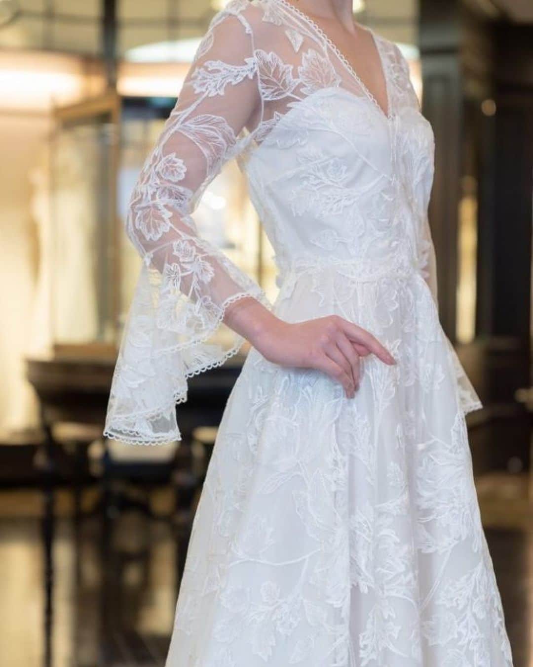 Dresses (ドレッシーズ)さんのインスタグラム写真 - (Dresses (ドレッシーズ)Instagram)「袖付きウェディングドレス特集♡  ～袖丈別に叶うドレスの着こなし～ ✓ロングスリーブ（長袖）・・肌の露出感を減らすことで、上品でクラシカルな着こなしが叶う。 ✓七部袖・・ 手首を上品に見せるとともに、ロングスリーブよりモダンな印象に。 ✓ショートスリーブ・・肩を少し隠し、エフォートレスなスタイルに。  レースやシースルーなど、お袖の素材によっても 雰囲気が変わりますよ✨ ドレス選びの参考になるよう、たくさん投稿してます♡﻿ ぜひ参考にしてみてくださいね✨  Dressesでは、本日ご紹介できなかった袖付きドレスも たくさんご紹介しております♡  ドレスのお問い合わせは @dresses_weddingdress にDM💌 Dresses割引ございます!! ※諸条件あります お気軽にお問い合わせくださいませ。  ______________  @dresses_weddingdress では、毎日ドレスを更新中✨ ホーム画面のURLよりご覧頂けます。 1,700着以上のウェディングドレス、カラードレスが掲載されています。 ドレスをお探しのプレ花嫁さま、是非覗いてみて下さい！ 掲載ドレスのご試着も承っております。 お気軽にお問い合わせくださいませ🕊  ______________  ドレスは絶対に後悔したくない方の為の結婚式場紹介サービス始めました！  #ドレス選びから始める結婚式場探し @dresses_weddingdress のInstagramに掲載している #antonioriva や #mirazwillinger など、インポートウェディングドレスがお得になります✨ おしゃれな花嫁様のための式場紹介サービスです♡  ・紹介会場一覧▶@dresses_weddingdress Top のURLより ・Instagram▶ @dresses_concierge  ドレスを後悔したくない方、好きなドレスをお得に着たい方、 @dresses_concierge へDMにてお気軽にお問い合わせください♡ *⠀ #インポートドレス #フォトウェディング #ウェディングドレス #Aラインドレス #スレンダーライン #マーメイドライン #2021婚 #2021春婚 #袖付きドレス  #ロングスリーブドレス #半袖ドレス」1月29日 18時45分 - dresses_weddings