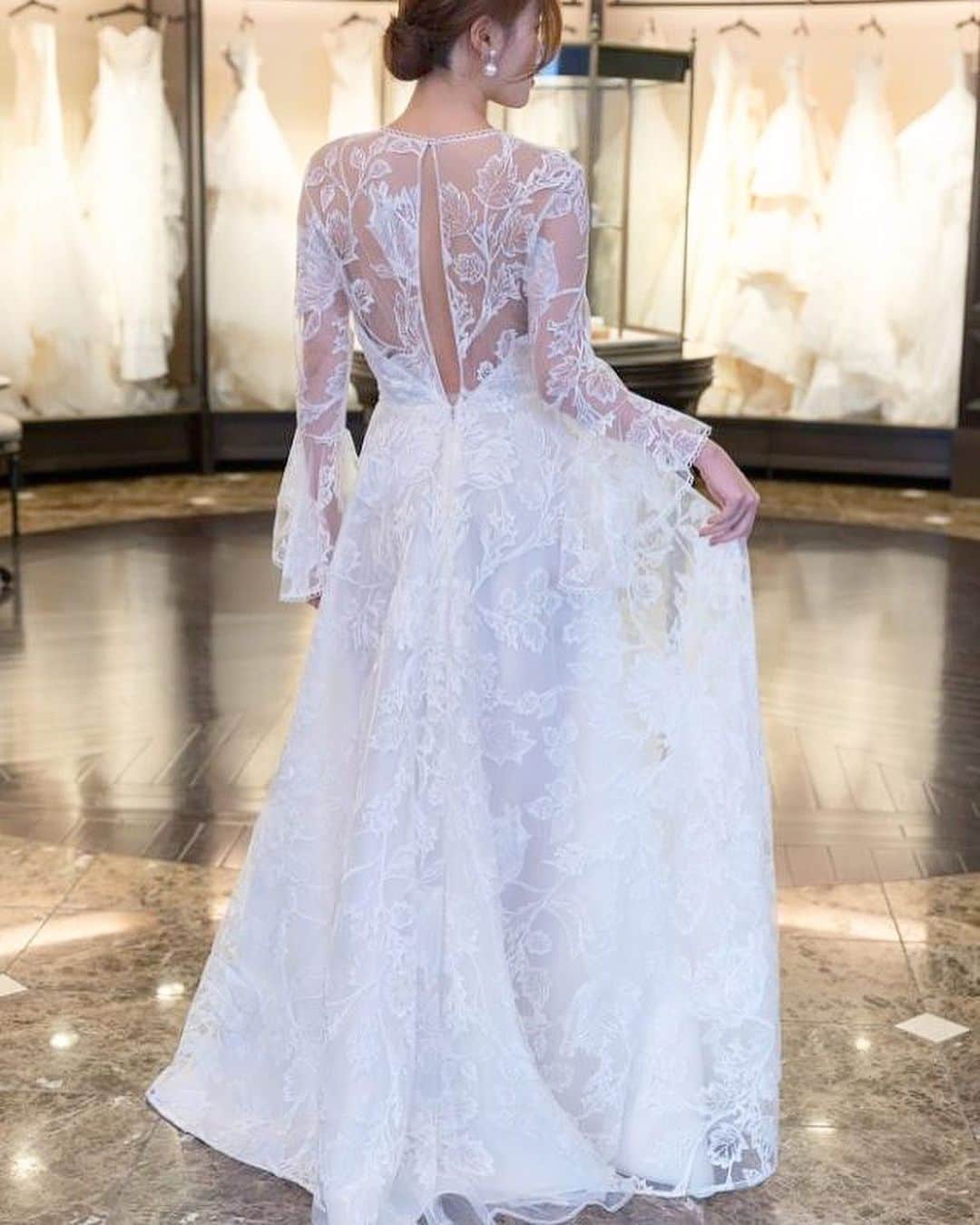 Dresses (ドレッシーズ)さんのインスタグラム写真 - (Dresses (ドレッシーズ)Instagram)「袖付きウェディングドレス特集♡  ～袖丈別に叶うドレスの着こなし～ ✓ロングスリーブ（長袖）・・肌の露出感を減らすことで、上品でクラシカルな着こなしが叶う。 ✓七部袖・・ 手首を上品に見せるとともに、ロングスリーブよりモダンな印象に。 ✓ショートスリーブ・・肩を少し隠し、エフォートレスなスタイルに。  レースやシースルーなど、お袖の素材によっても 雰囲気が変わりますよ✨ ドレス選びの参考になるよう、たくさん投稿してます♡﻿ ぜひ参考にしてみてくださいね✨  Dressesでは、本日ご紹介できなかった袖付きドレスも たくさんご紹介しております♡  ドレスのお問い合わせは @dresses_weddingdress にDM💌 Dresses割引ございます!! ※諸条件あります お気軽にお問い合わせくださいませ。  ______________  @dresses_weddingdress では、毎日ドレスを更新中✨ ホーム画面のURLよりご覧頂けます。 1,700着以上のウェディングドレス、カラードレスが掲載されています。 ドレスをお探しのプレ花嫁さま、是非覗いてみて下さい！ 掲載ドレスのご試着も承っております。 お気軽にお問い合わせくださいませ🕊  ______________  ドレスは絶対に後悔したくない方の為の結婚式場紹介サービス始めました！  #ドレス選びから始める結婚式場探し @dresses_weddingdress のInstagramに掲載している #antonioriva や #mirazwillinger など、インポートウェディングドレスがお得になります✨ おしゃれな花嫁様のための式場紹介サービスです♡  ・紹介会場一覧▶@dresses_weddingdress Top のURLより ・Instagram▶ @dresses_concierge  ドレスを後悔したくない方、好きなドレスをお得に着たい方、 @dresses_concierge へDMにてお気軽にお問い合わせください♡ *⠀ #インポートドレス #フォトウェディング #ウェディングドレス #Aラインドレス #スレンダーライン #マーメイドライン #2021婚 #2021春婚 #袖付きドレス  #ロングスリーブドレス #半袖ドレス」1月29日 18時45分 - dresses_weddings