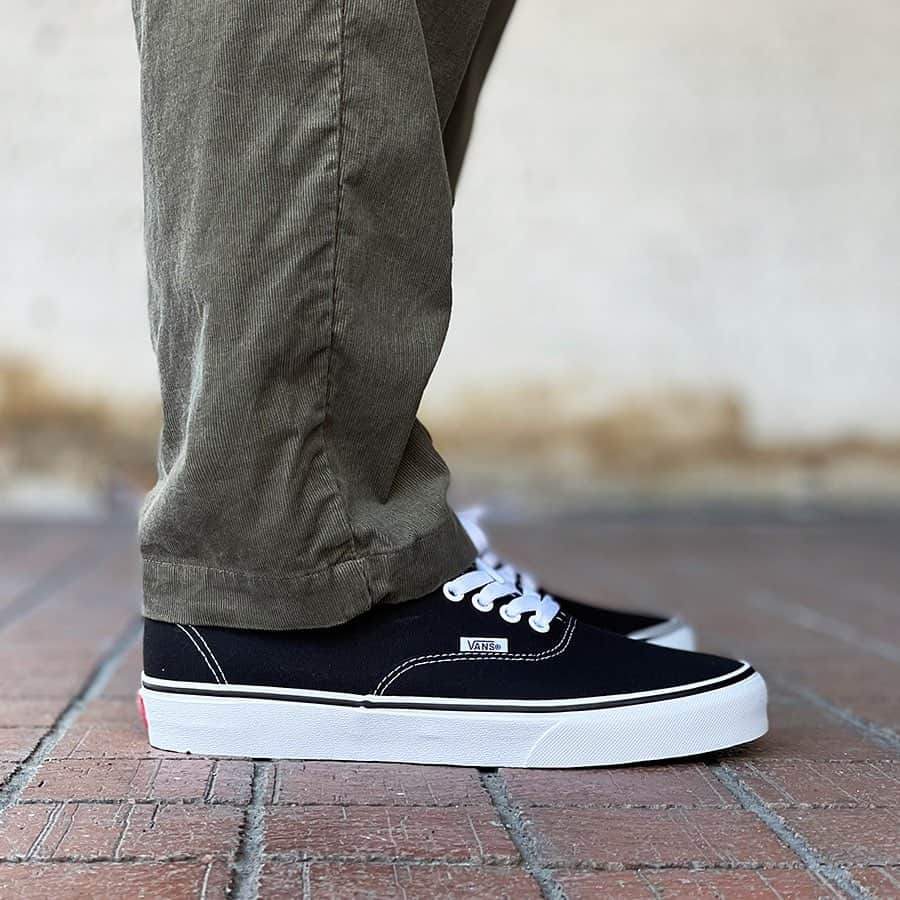 のインスタグラム：「1966年のVANS創業時から作り続けている”AUTHENTIC”。 クラシックなデッキシューズスタイルのアッパーに、ワッフルソールを組み合わせて生まれたAUTHENTICは、発売からしばらくはSTYLE44のスタイルナンバーで呼ばれていた。 多くのファンが履き続ける、VANSを代表する定番モデルの1つ。  #standardcalifornia #スタンダードカリフォルニア #vans #バンズ #ヴァンズ #sneaker #vansauthentic #authentic #vansoffthewall #shoes #シューズ #internationalshipping  #overseasshipping」