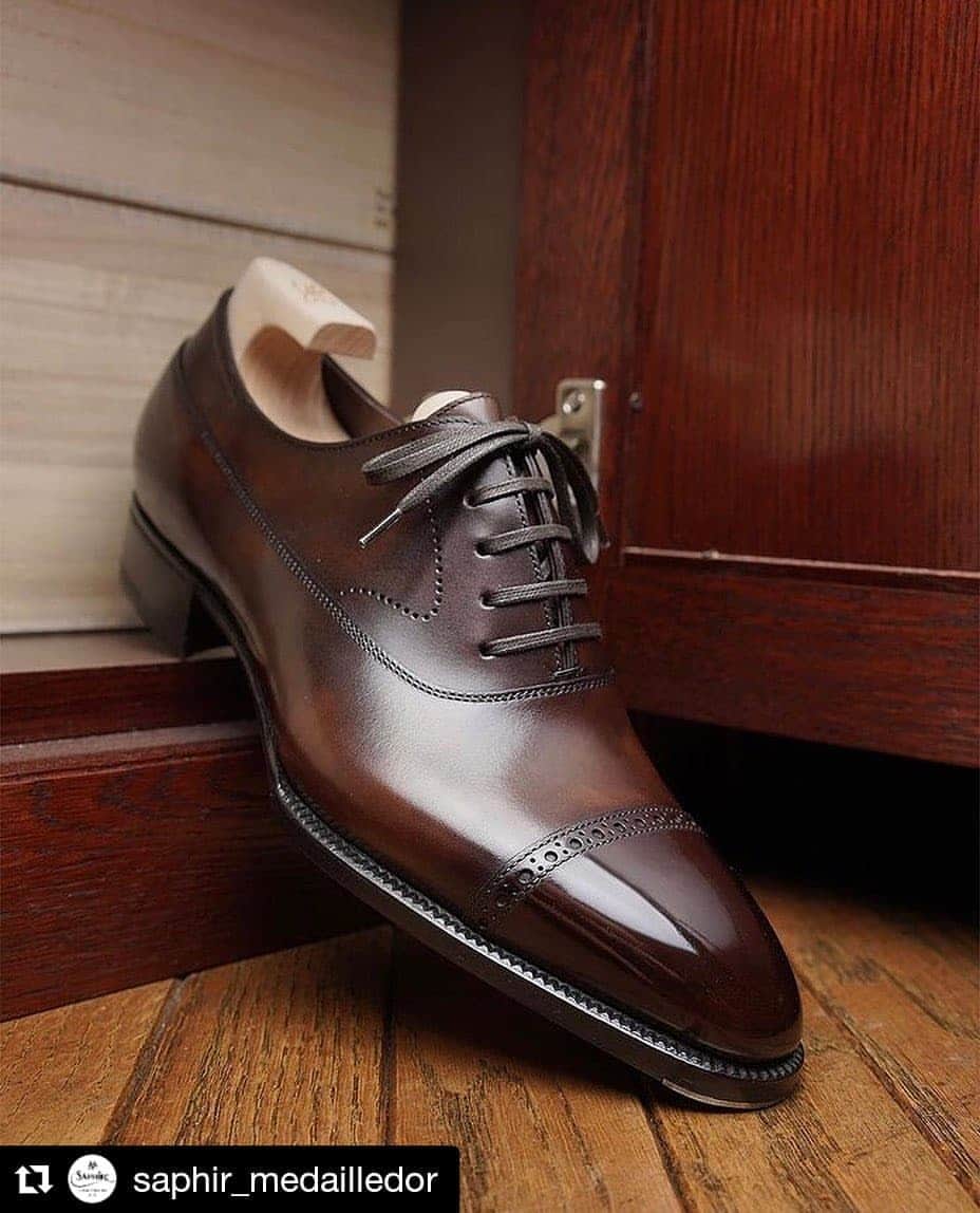 のインスタグラム：「. 美しさには理由がある  #Repost @saphir_medailledor (@get_repost) ・・・ The ready to wear collection of @yoheifukudashoemaker is handlasted and handwelted, something that you usually only find on bespoke shoes. This Adelaide Oxford features a row of brogueing on its toe cap together with an immaculate glaçage 😊 #shinewithsaphir   #saphirmedailledor #shoeshine #shoepolish #mirrorshine #shoecare #shoes  #dressshoes #womensfashion #classicshoes #saphir #mensfashion #oxfordshoes #handbag #menshoes #goodyearwelted #patinashoes #brogueshoes #mensshoes #bespoke #leathergoods #cordovan #luxury #luxurylifestyle」