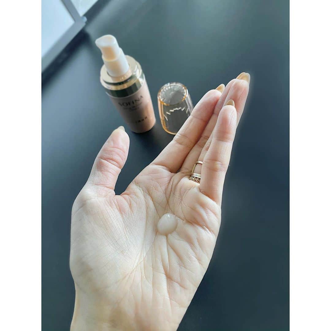 小林有里さんのインスタグラム写真 - (小林有里Instagram)「♡ 真冬の黒。 . 眼鏡で顔の薄さを 誤魔化し誤魔化し。 . 予定がなければ肌は保湿のみです。 . . 乾燥の季節真っ只中、 うるおいが足りず 日中の頬の毛穴が気になって。 . 朝と晩にプラスしたのは ソフィーナさまから頂いた 新SOFINA ハリ美容液。 . . 使用して2週間。 1日目:濃厚でしっとりとしたテクスチャが◎ 7日目:柔らか肌目指してお手入れにも気合いが。 10日目:マスクの中ももっちり肌に期待。 14日目:頬に光が集まってみえるかも。 . . マスクを外して 鏡を見るだけでご機嫌！ これは使い続けるのが楽しみ。 更なる気持ちの変化にも期待大♡ . . . このハリ美容液を 14日間たっぷり楽しめる体験キャンペーン、 1/30からなのでぜひこの機会に✔︎ @liftpro_hari_jp  . . #skincare#sofina  #14日間ハリを楽しんで #ハリ体験ダイアリー1日目 #ハリ体験ダイアリー7日目 #ハリ体験ダイアリー10日目 #ハリ体験ダイアリー14日目 #ハリ美容液#スキンケア  #ソフィーナ#PR」1月29日 18時47分 - lilyshandmade