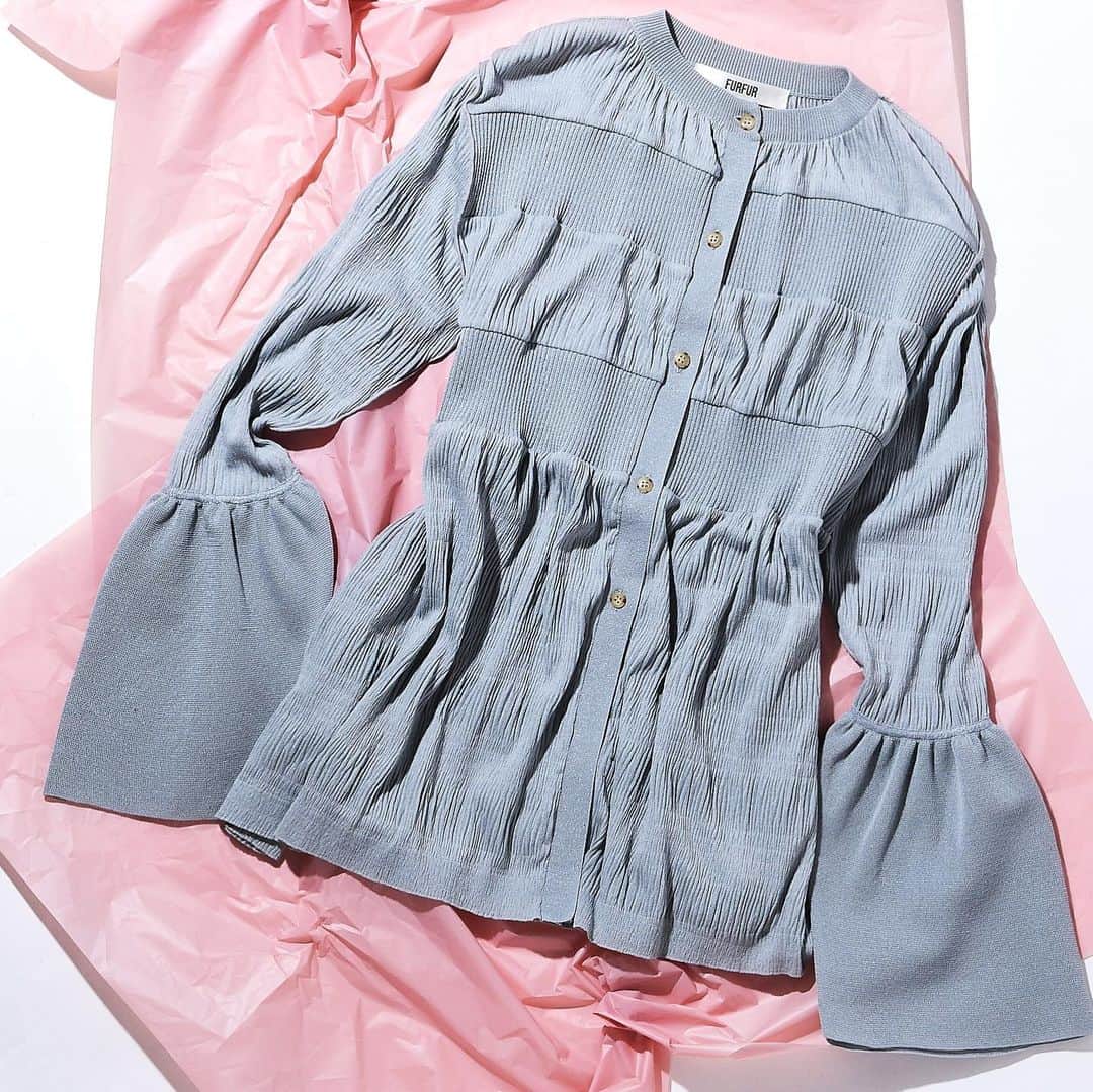 ファーファーのインスタグラム：「【EDIT】 issue.94 SPRING KNIT DETAIL  -TIERED CARDIGAN-  トップスとしても活躍する ティアードデザインのカーディガン。  コンパクトなショルダーラインに、 裾に向けて広がるシルエットが好評の一枚。  ワントーンの中に編地や異なる厚みのパーツを組み合わせた 構築的なディティールも魅力です。  cardigan ¥18,000＋tax  @furfur_official @furfur_official_staff  #FURFUR #ファーファー」