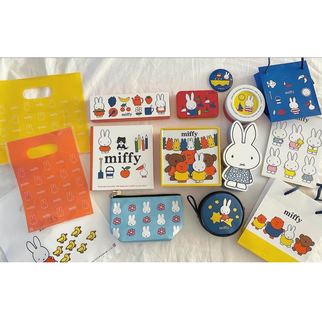 二宮璃子のインスタグラム：「モロゾフ×miffy ・×・ もう可愛すぎて選べんかった🥺 ぜーーんぶ入れ物可愛かった♡笑 開けてチョコ見たけど可愛いすぎ♡ 子供寝かしつけて夜ゆっくり 少しずつ食べよꪔ̤̮♡ チョコ大好きで毎日食べてるから 食べるの楽しみꪔ̤̮ꪔ̤̮ ミッフィー好きな方 どれにしました？？🍫♡♡ #モロゾフ　#モロゾフミッフィー #モロゾフミッフィーチョコ　#ミッフィーチョコ　#ミッフィー購入品　#ミッフィーコラボ #ミッフィー好き #ミッフィー好きな人と繋がりたい」