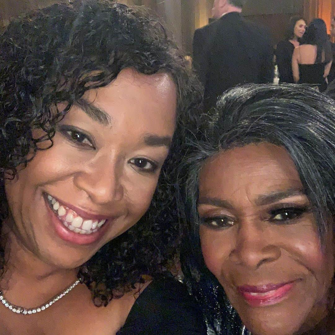 ションダ・ライムズのインスタグラム：「She was an extraordinary person. And this is an extraordinary loss. She had so much to teach. And I still have so much to learn. I am grateful for every moment.  Her power and grace will be with us forever. #cicelytyson」