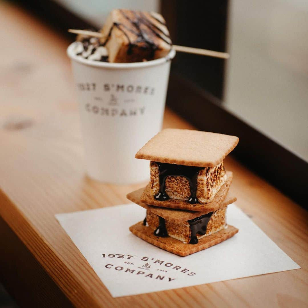 Portlandさんのインスタグラム写真 - (PortlandInstagram)「What’s more Portland than a gourmet s’mores bar? @1927smores has taken this toasty campfire treat & has given it a little twist. What started as a food cart on NW 23rd & a regular treat at the @portlandnightmarket - you can now get these gourmet treats from @1927smores every Wednesday-Sunday at their brick and mortar located on 12th and Alder. - 📍: 1126 SW Alder St.  📷: @bradybatesphotography  #Portland #PortlandNW #PDX #DowntownPDX #ExperiencePortland #TravelPortland #HereForPortland #EaterPDX」1月29日 9時56分 - portland