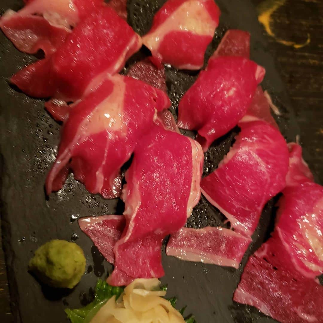 TAKAみちのくさんのインスタグラム写真 - (TAKAみちのくInstagram)「火で軽くアブって食べるユッケ  そして肉寿司！  美味！！  #TAKAみちのくのご飯」1月29日 10時07分 - takam69