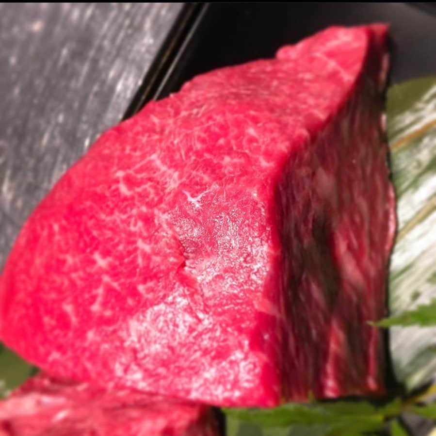 のインスタグラム：「おはよう御座います。 吟難波店でございます。  もも肉、しんたまの一部で、 断面が亀の甲羅に似ているので、 「かめのこ」。  芯々の隣にあり、 それを守るように位置する、 肉質が繊細な肉色が濃い赤身肉。  ⭐️ランチ営業26日〜⭐️  :豆腐サラダ :コシヒカリ :椀物 :香の物 :小鉢 :焼き贅沢3種盛 :デザート 1800円(税別)  ⭐️17日〜限定イベント⭐️ 16時〜17時までのネット予約 一休限定百合コース10000円(税別) 何と30%off今だけ  緊急事態宣言のため Open　16時00分 close  20時00分 アルコールラスト　19時00分 コースラスト　18時00分  またお昼のご要望や テイクアウトなども 承っております。 何なりとお申し付け下さいませ。  ※菫コース以上 プレモル、角ハイ、酎ハイ All100円 16時〜18時までの ネットご予約のみ！  〒542-0076 大阪府大阪市中央区難波1-8-16 NAMBA HIPS 10F TEL 06-6214-1131 17:00〜20:00 (緊急事態宣言の為)  またテイクアウトも 絶賛好評中です。 お早めのご予約を  #難波 #肉 #吟 #なんば #尾崎牛 #難波駅 #駅チカ　 #テイクアウト #弁当　 #大阪難波　 #夜景　 #なんばHIPS　 #ヒップス #個室 #ワイン #スパークリング #記念日 #誕生日 #肉好きな人と繋がりたい #カップル席 #大阪グルメ #難波グルメ #難波ディナー #難波クーポン」
