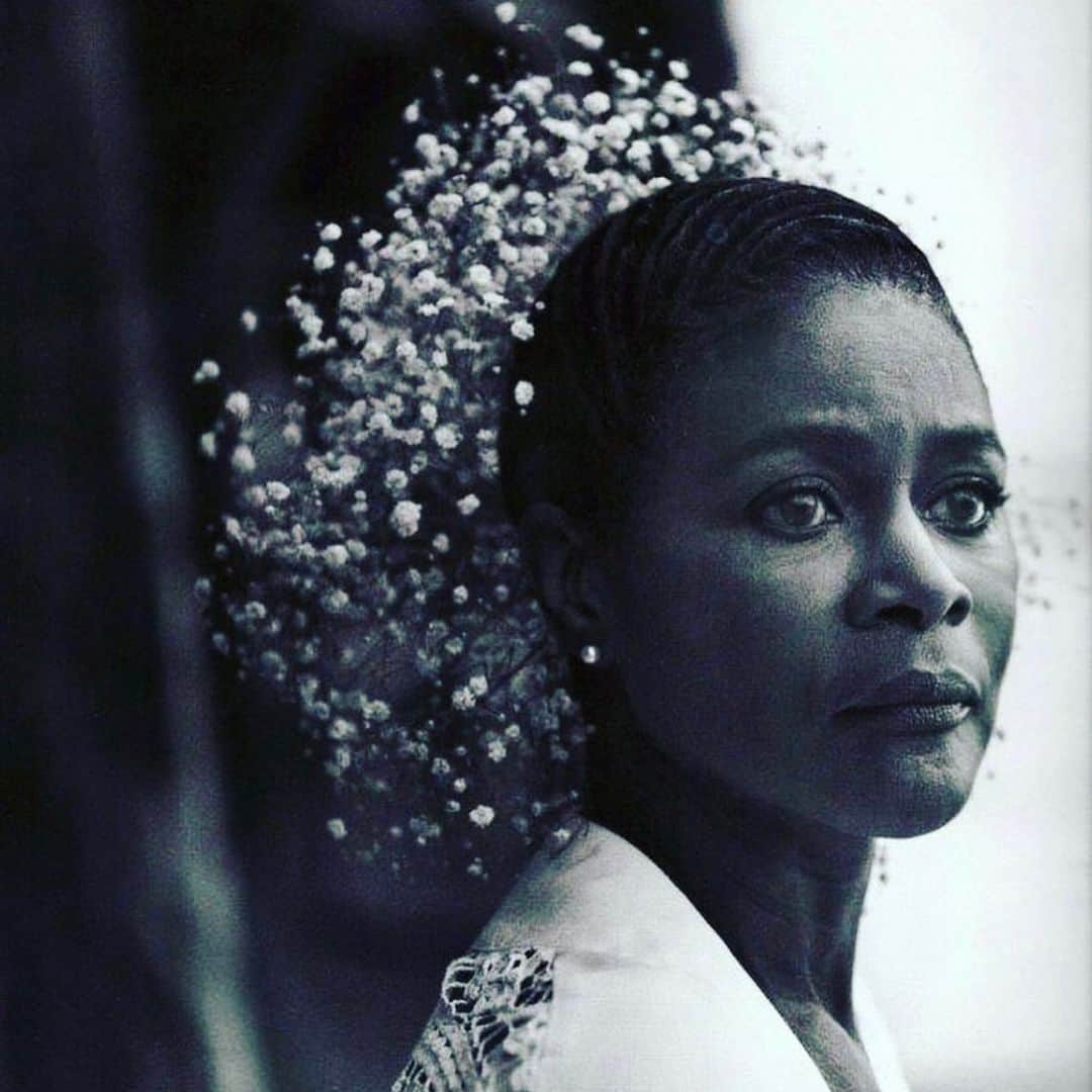 ディジョン・タルトンのインスタグラム：「Thank you for being an example of excellence. On and off the screen. For allowing us to be seen when so many wanted to wash us away. Rest In Peace and Power Queen! 💙🙏🏽」