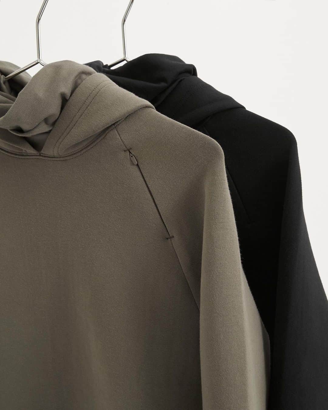 Banana Republic のインスタグラム：「The Scuba-Knit Hoodie: featuring zippered pockets on the sides and sleeve, it also includes a secure pocket on the shoulder seam. Question is...what to store there? Thoughts? Let us know in the comments.」
