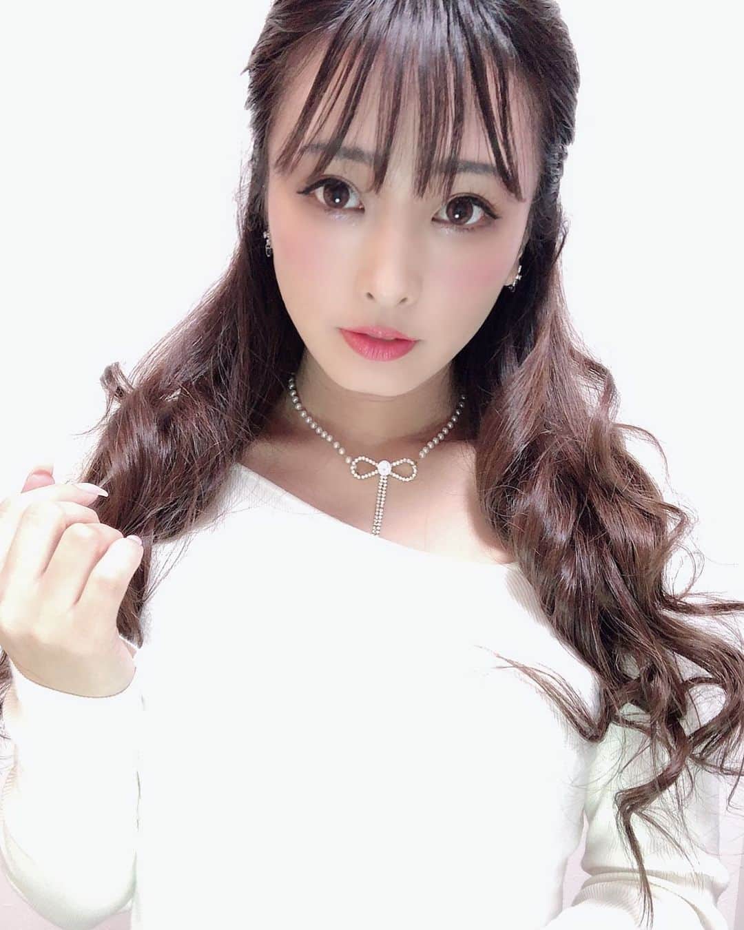 Fujikoのインスタグラム：「おはよう御座います✨  今日は18:00ごろYoutubeにて 新しいCover動画をUpします🌈  是非また見てね☺️  今日はなんか風がビュンビュンだけど 吹き飛ばされないようにね🥺  今日も素敵な一日になりますように✨  #Fujiko#アーティスト#歌手#おはようございます」