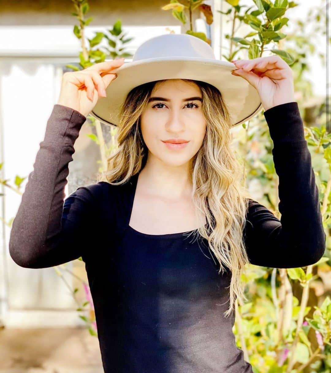 エルエーメイドのインスタグラム：「Perfect for a stroll in LA’s Larchmont Village ✨ Only a couple left of this sustainable square neck top!」