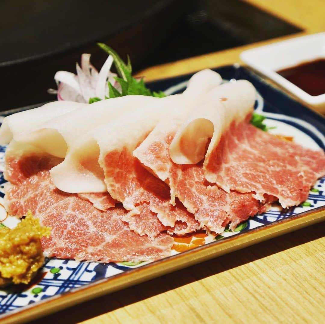 田辺晋太郎さんのインスタグラム写真 - (田辺晋太郎Instagram)「【銘柄和豚のサムギョプサルとしゃぶしゃぶの新星 Pretty Pork Factory 爆誕！】  サムギョプサルのイメージが変わります！ というか今まで食べてたものは野菜を美味しく食べる料理で、これは豚肉の素晴らしい味わいを活かすための料理という事でしょう。  歌舞伎町のど真ん中にこの１月にオープンしたこちら #PrettyPorkFactory は #しゃぶしゃぶ 専門店として日本一と言われる #東京肉しゃぶ家 のご主人が新しく出されたお店で、店への階段から店内まで至るところにものすごい数の開店祝いのお花が飾られるなど店主の人望の厚さが表れています。  日本の #銘柄豚 をいかに美味しく 和風に #サムギョプサル にするか、研究に研究を重ね巻く野菜は紫蘇、紫キャベツ、荏胡麻の葉の醤油漬け程度に抑え、豚肉自体を昆布締めにしたり皮付きのもち豚を用意したりと豚肉自体の旨味を最大限高める努力がされてます。  また、#淡路ポーク や #龍泉洞黒豚 #やごろう豚 などの超希少な銘柄豚をサムギョプサルで、またしゃぶしゃぶではこれまた希少な #ふくどめ小牧場 の #サドルバック や #梅山豚 なども食べる事も出来ました！  いやー大満足ですね！コースでもアラカルトでも食べられるのが嬉しい、食べる側の気持ちを汲んでくださっているのがありがたいですね。  本当に美味しかった！ごちそうさまでした！！  #肉マイスター #田辺晋太郎 #肉 #instafood #foodstagram #foodporn #foodphotography #foodie #foodpics #foodlover #foodies #foodblogger #meat #meatrip #meatlover」1月29日 10時07分 - meat_meister_tanabe_shintaro