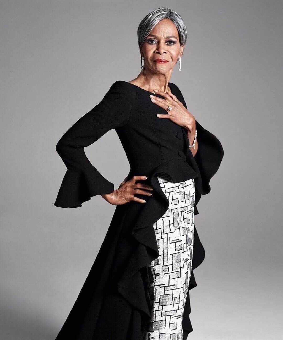 ELLE Magazineさんのインスタグラム写真 - (ELLE MagazineInstagram)「Cicely Tyson has passed away at 96. The legendary actress, known for her decades of work portraying the depth of the Black experience, spoke to Viola Davis for ELLE in 2017 about defying stereotypes: “When I turned down a role another actress took and was then nominated for an Oscar, I turned it down because I didn’t think that was the kind of woman I wanted to project. I have learned not to allow rejection to move me. Because after I turned down that film role, a week later I got a call for Jane Pittman.” May she rest in peace, power, and grace.」1月29日 10時10分 - elleusa