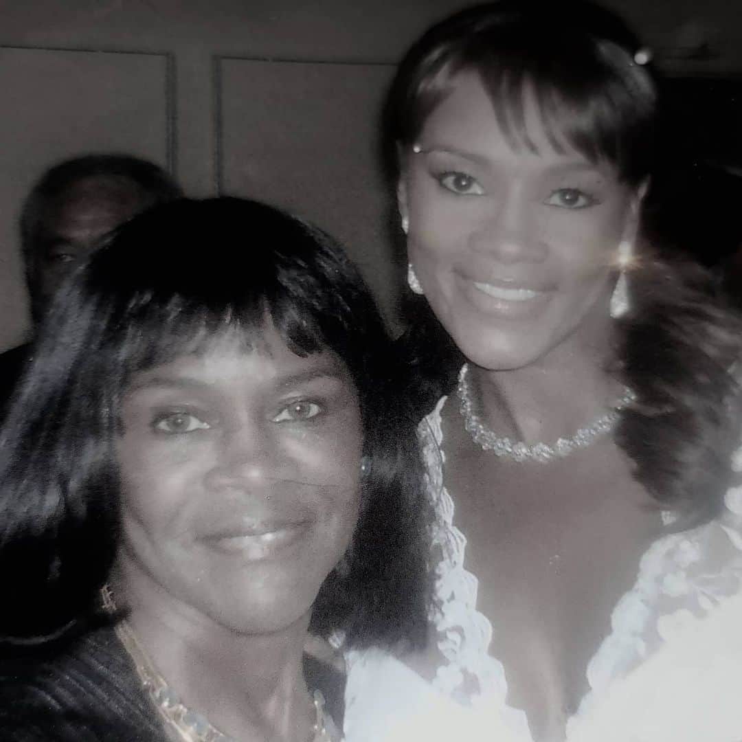 ヴィヴィカ・A・フォックスのインスタグラム：「The Heavens have just opened to receive our BEAUTIFUL QUEEN. The emmy award winning actress #CicelyTyson has just passed away. I had the honor of introducing this legendary ICON at an event in Columbus,Ohio This is our photo 2gether at the event and when I met her I was moved to tears to be in the presence of TRUE GREATNESS! Thank You QUEEN for all of your gifts!  #RestInParadise #RestInPeace #RESTINPOWER #LEGEND 😭🙏🏾👸🏾🎬」