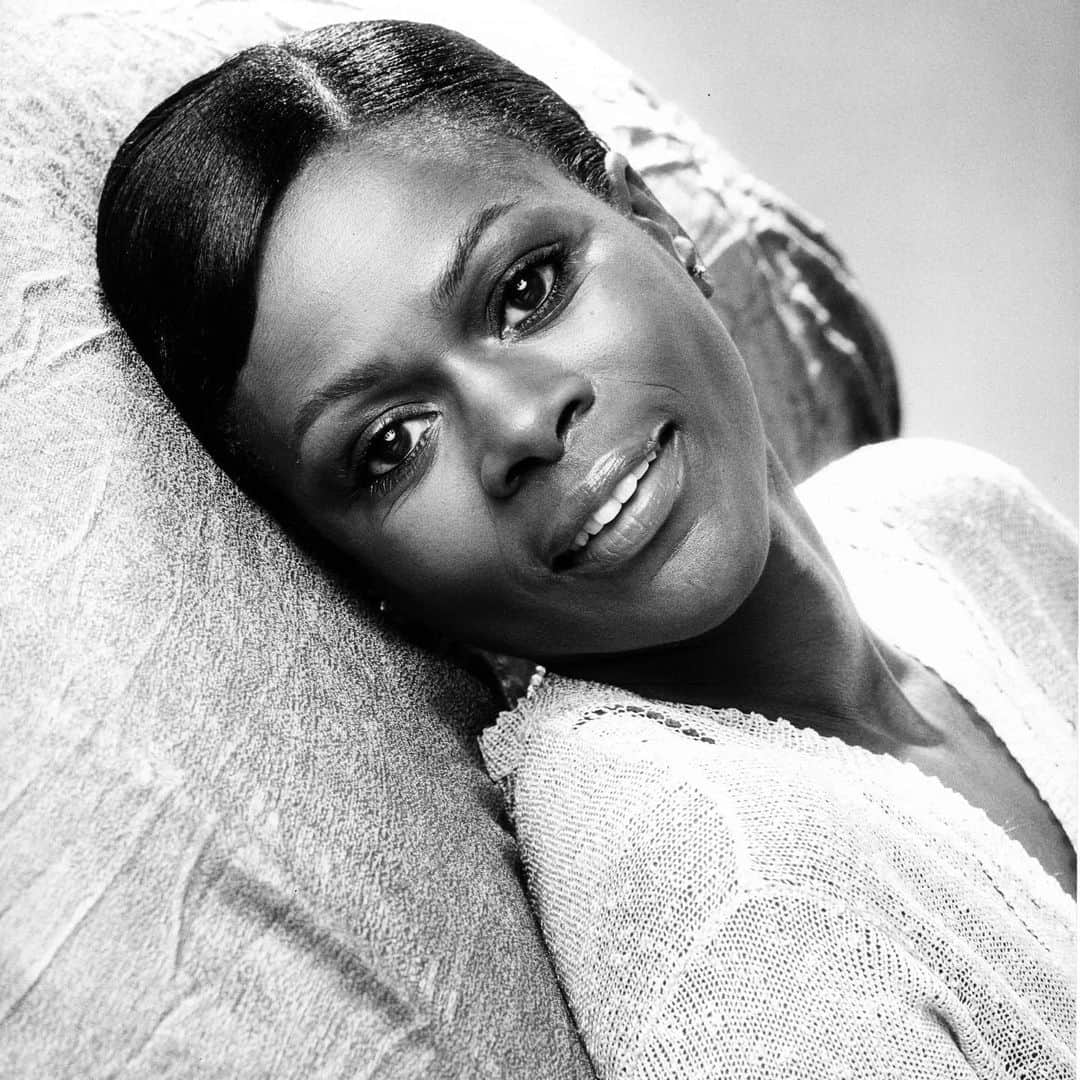 レスリー・フェラのインスタグラム：「RIP QUEEN 👑 Thank you for your bravery, truth, activism, and immense talent. . . . #cicelytyson #ripcicelytyson #roots #thetriptobountiful #friedgreentomatoes」