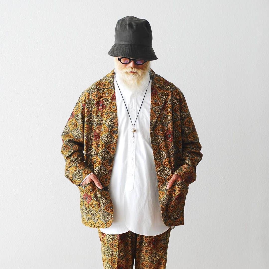 のインスタグラム：「_ South2 West8 / サウスツー ウェストエイト "Pen Jacket - batik pt." ¥16,500- _ 〈online store / @digital_mountain〉 https://www.digital-mountain.net/shopdetail/000000012351/ _ 【オンラインストア#DigitalMountain へのご注文】 *24時間受付 *15時までのご注文で即日発送 *1万円以上ご購入で送料無料 tel：084-973-8204 _ We can send your order overseas. Accepted payment method is by PayPal or credit card only. (AMEX is not accepted)  Ordering procedure details can be found here. >>http://www.digital-mountain.net/html/page56.html  _ #South2West8 #NEPENTHES #サウスツーウエストエイト #ネペンテス _ 本店：#WonderMountain  blog>> http://wm.digital-mountain.info/ _ 〒720-0044  広島県福山市笠岡町4-18  JR 「#福山駅」より徒歩10分 #ワンダーマウンテン #japan #hiroshima #福山 #福山市 #尾道 #倉敷 #鞆の浦 近く _ 系列店：@hacbywondermountain _」
