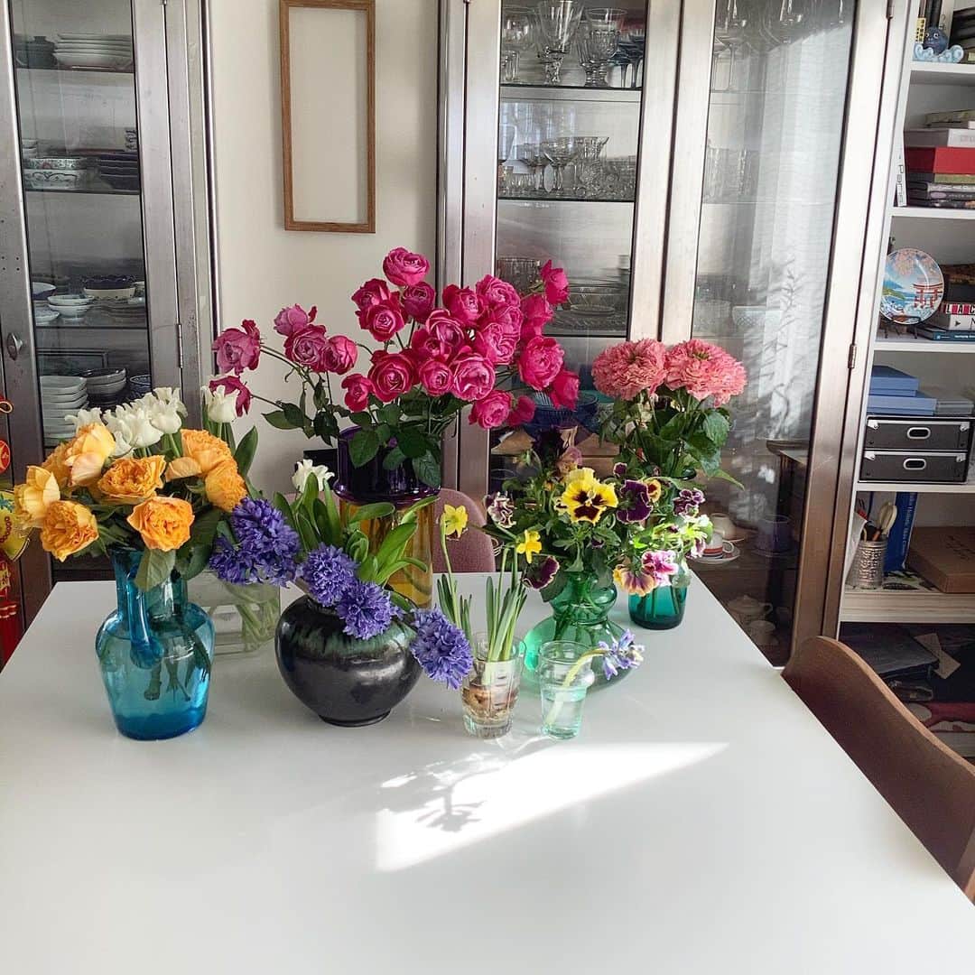 丸山敬太さんのインスタグラム写真 - (丸山敬太Instagram)「部屋がキーンと冷えて、外より寒いかも。笑  春の花をたくさん。 今の時期は花屋も賑やかで楽しい。  早く暖かくなりますように。 春はもうすぐ。  今日も良い一日に。」1月29日 10時26分 - keitamaruyama