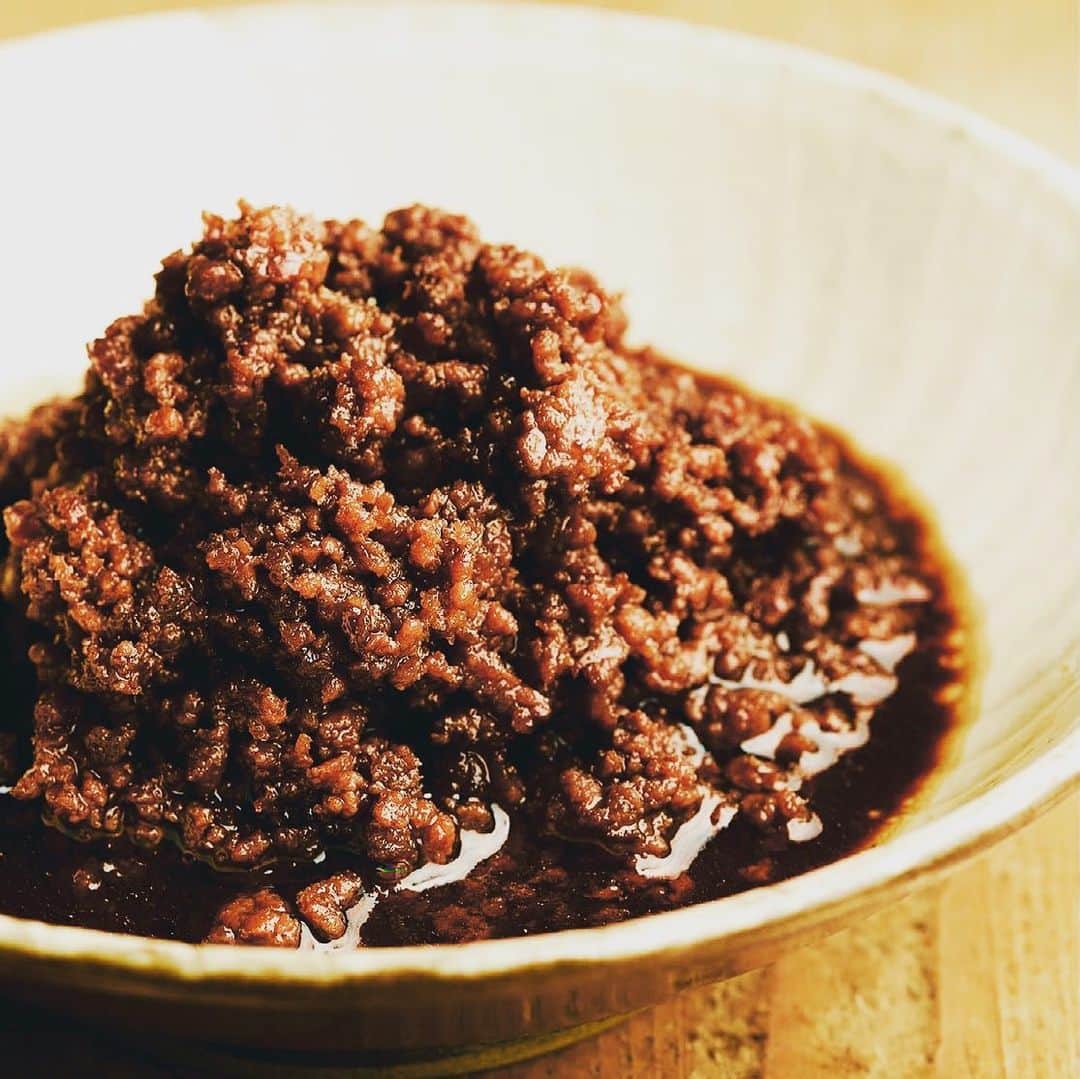 のインスタグラム：「#肉レシピ  【牛そぼろ】  大好評、「池尻浅野」さんの肉レシピ。  テリテリに仕上げた牛そぼろは シンプルだからこそ応用がきくのが嬉しい！  煮詰まると味が変わるので、調整は最後に。 濃すぎたら、 水より お酒を足したほうが保存の面でもいいそうです。   お弁当はもちろん 生姜や山椒を加えて大人味に、 坦々麺の肉味噌代わりにしたら…と、 家族の好みに合わせた アレンジのアイディアも湧きますね。  #CookingVERY  #VERY編集部  #VERYWeb  #浅野雅 #池尻浅野 #ミシュランガイド #ビブグルマン  #肉料理 #肉そぼろ #牛肉  撮影／キッチンミノル　スタイリング／鈴木裕子」