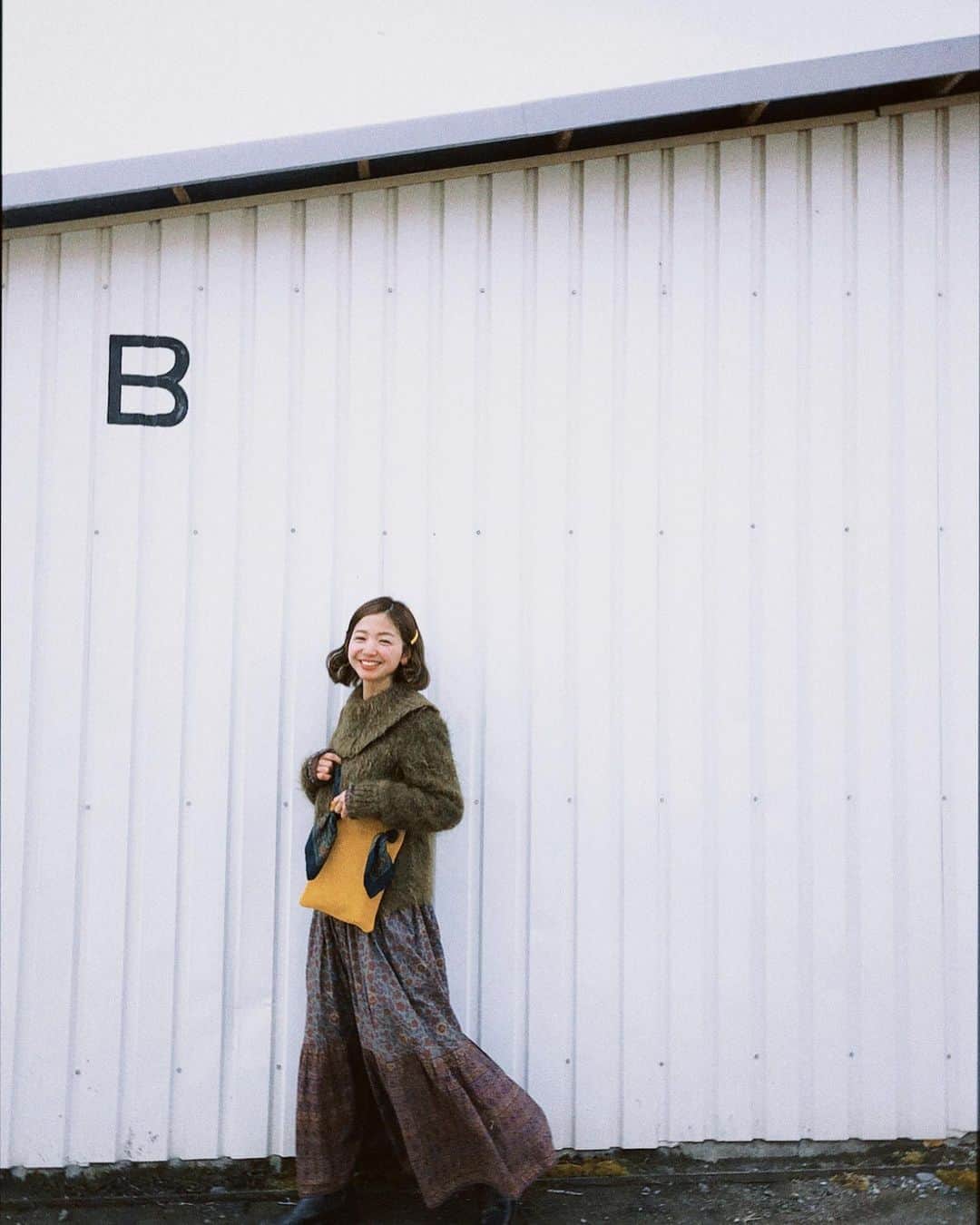 池田泉さんのインスタグラム写真 - (池田泉Instagram)「冬でもあまりアウターを着ない派。どんな派？大体、ニットで過ごしています〜。中にはしっかり重ねて重ねて。﻿ ＿＿＿＿﻿ ﻿ @pur__official ﻿ vintage scarf suèdebag ﻿ fower block print onepiece ﻿ ﻿ 今日は再販のvintage scarf suèdebagについてLive配信の日。（19:00-ね）レザー職人 @cian_en_paclam さんのアトリエにお邪魔しまーす。 ﻿」1月29日 10時30分 - xxizumi123xx