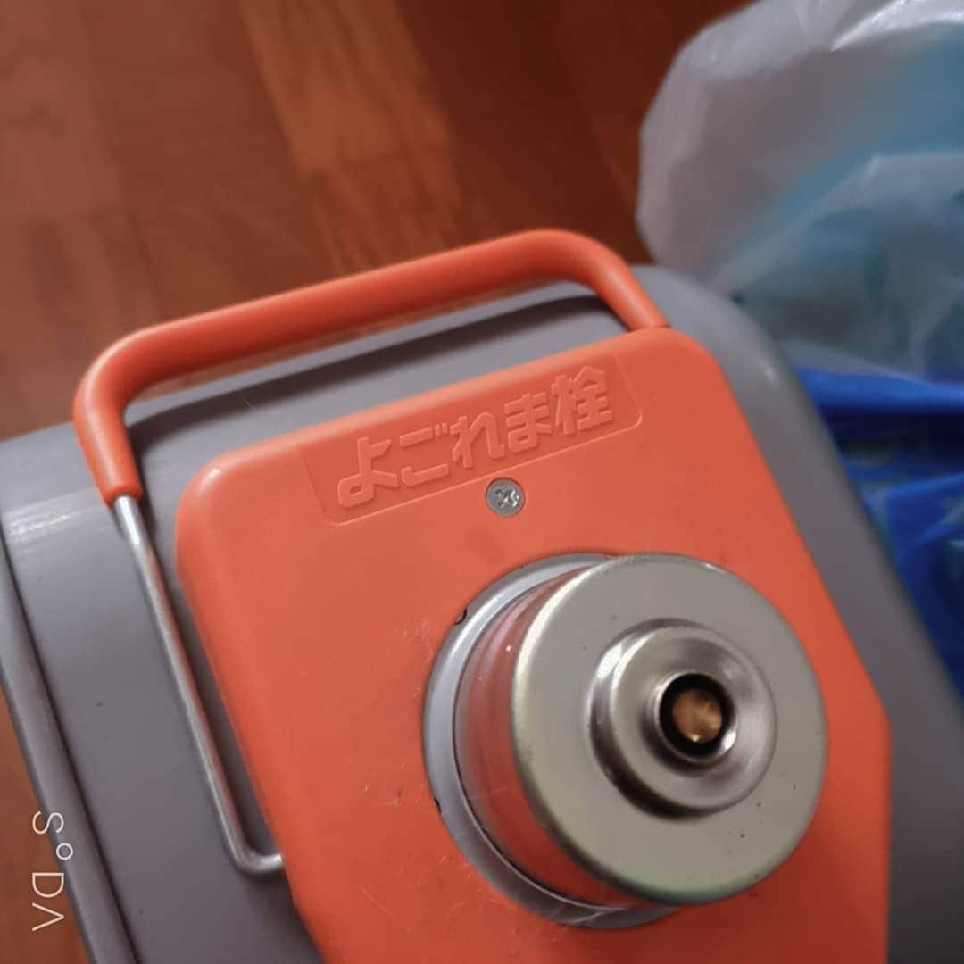 のインスタグラム：「。 ファンヒーターの｢よごれま栓｣。 ここで汚れなくても他の工程で 手が灯油まみれになるから結局 同じやぞ('∀`)…」