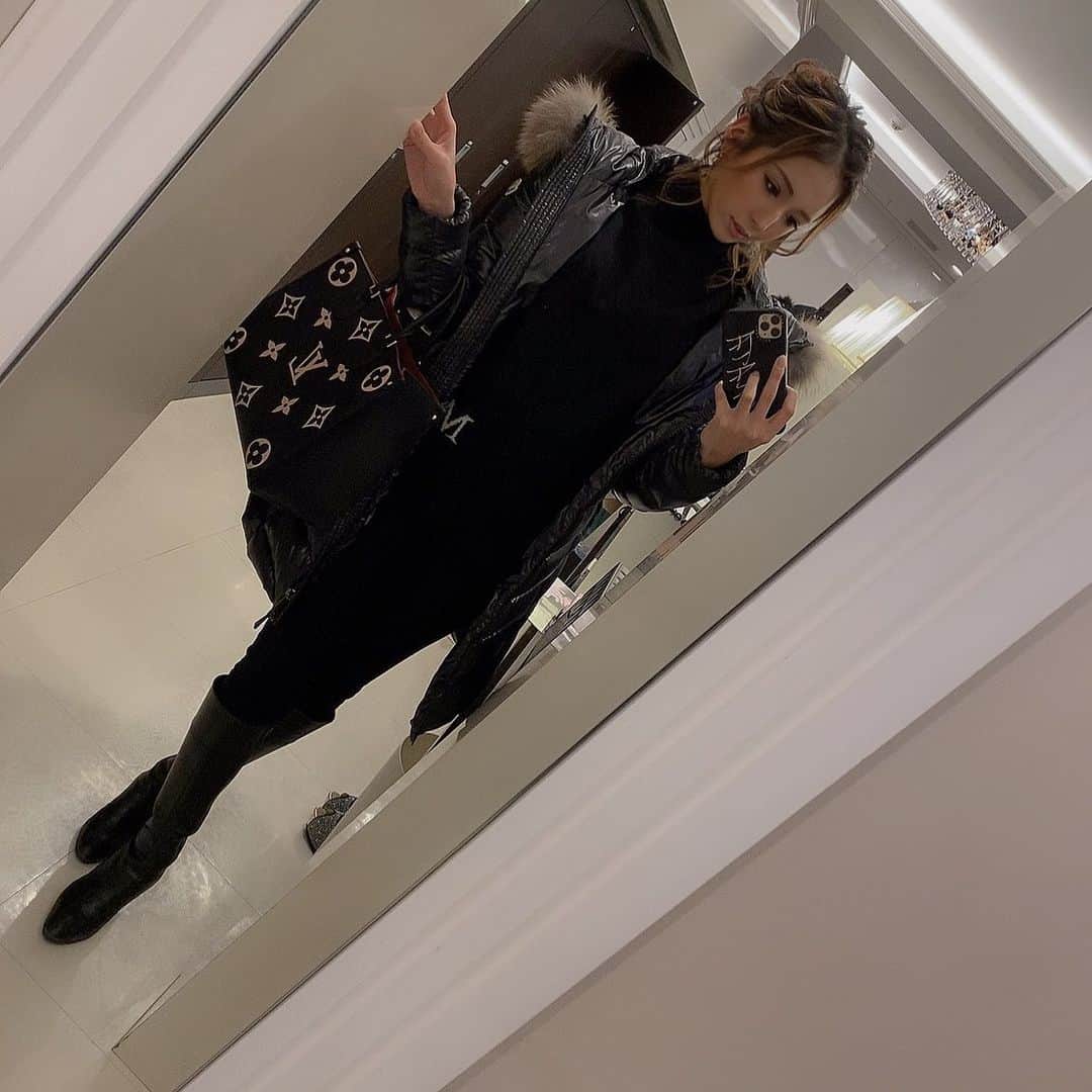 藤咲ひなたのインスタグラム：「昨日のcoordinate💓 オールブラックにしました🖤  服買いに行きたいなあ。  今日は９時に出勤します🧡 なにきていこーかなあ🥰  P&J 札幌市中央区南４条西３丁目 N-プレイスビル 5F 011-518-1444 💋藤咲ひなた💋」