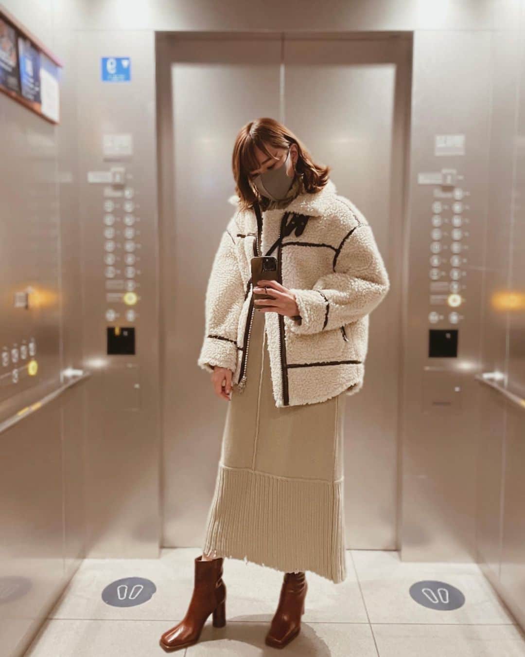 咲月美優のインスタグラム：「☽ . 𝙲𝚘𝚘𝚛𝚍𝚒𝚗𝚊𝚝𝚎🐏🤎 . ダメージ加工のデザインが可愛い ニットワンピ🧶 . . #coordinate #ootd #fashion #fashiongram  .」