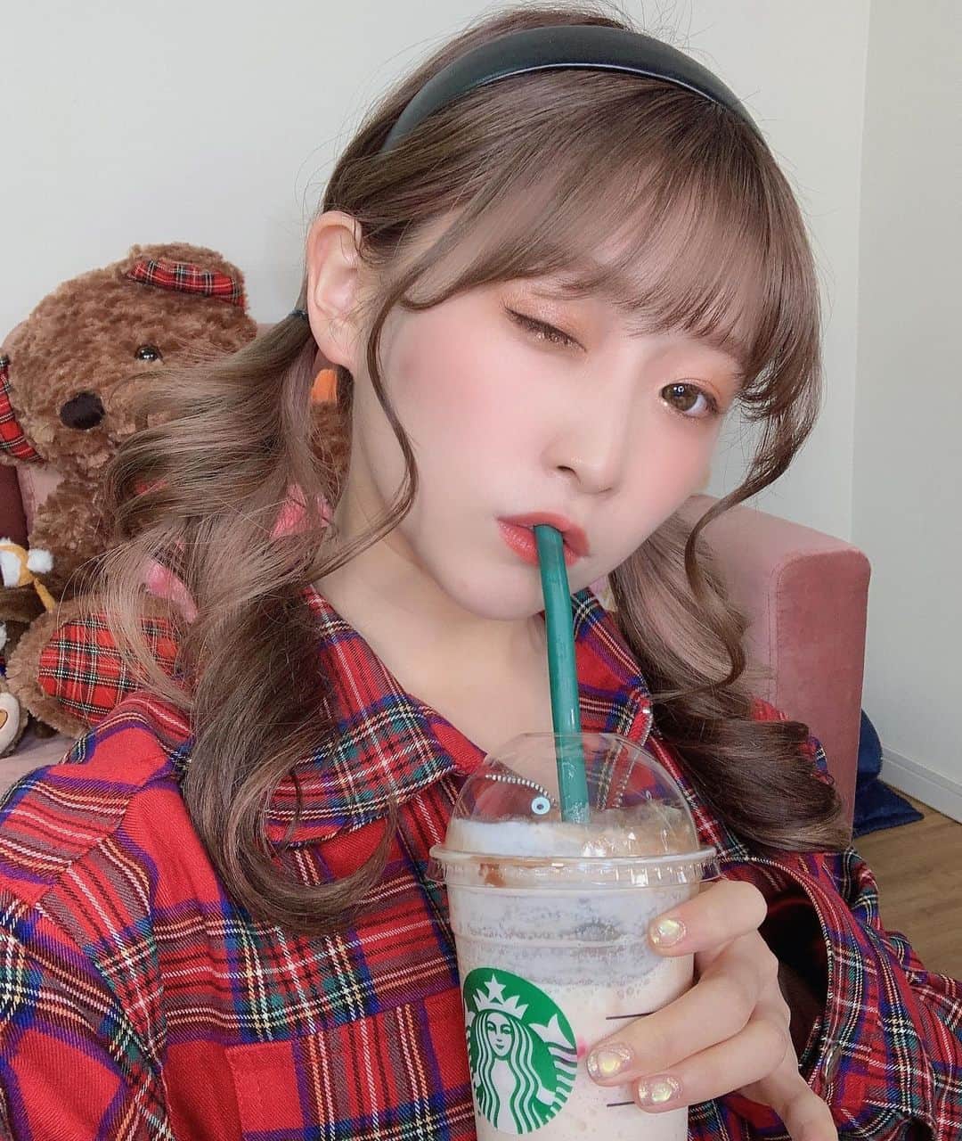 のインスタグラム：「🤤  スタバ新作おいしすぎて 顔がとろ〜〜ん🤤🍥🤍笑  みんなもう飲んだ？  27日からさらに新しくでた新作も 昨日飲んだけどおいしかったよ~！ そちらもあとで載せまつ🥰  ・ ・ ・ ・  #スタバ #スタバ新作 #スターバックス  #スターバックスコーヒー #メルティ生チョコレートフラペチーノ #生チョコ  #バレンタイン #バレンタイン限定  #バレンタイン限定商品 #ゆり丸 #アイドル」