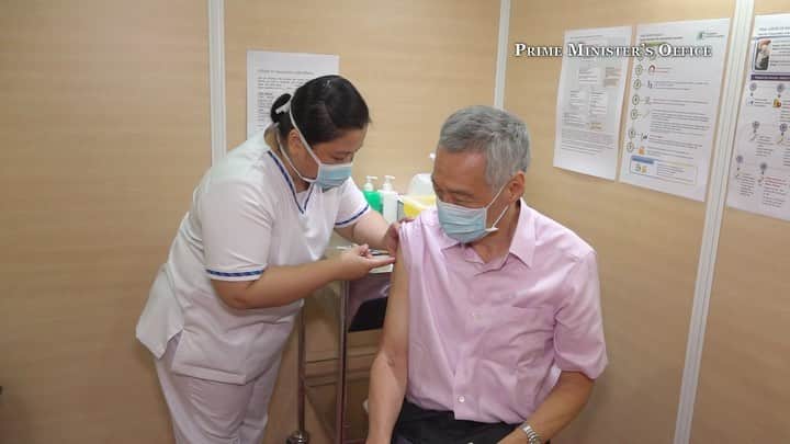 リー・シェンロンのインスタグラム：「Got my second dose of the COVID-19 vaccine at Singapore General Hospital (@sghseen) this morning. With that I have completed the full vaccination regimen. ⠀⠀⠀⠀⠀⠀⠀ Just like my first jab, it was quick and painless. The doctors watched me for 30 minutes afterwards, just in case. Happy to share that I feel fine. ⠀⠀⠀⠀⠀⠀⠀ We are ramping up the vaccine programme and opening more vaccination centres. Do go for your vaccination when your turn comes. It will protect not only yourself, but also your family, friends and everyone you come in contact with. – LHL ⠀⠀⠀⠀⠀⠀⠀ (PMO Video by Alex Qiu)⠀⠀⠀⠀⠀⠀⠀」