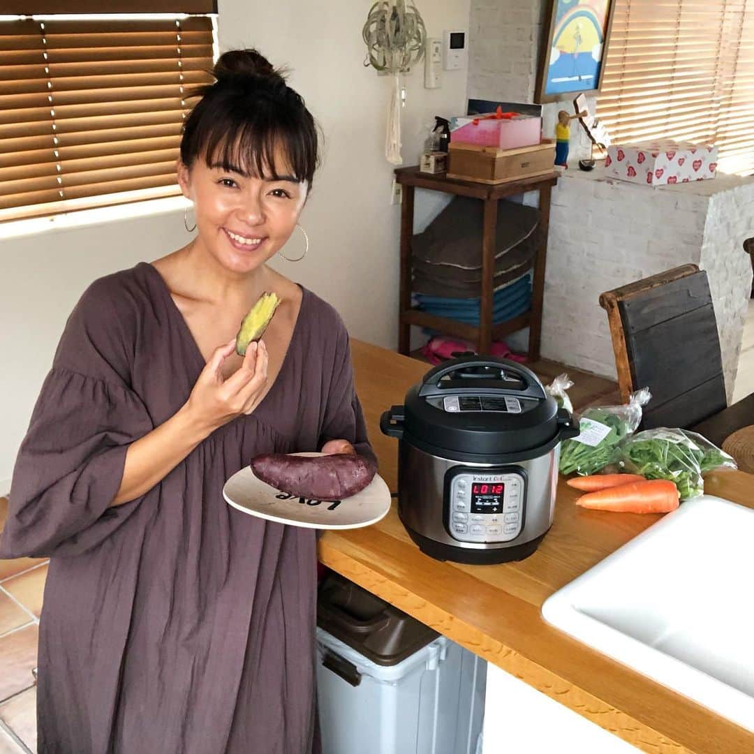 田中律子さんのインスタグラム写真 - (田中律子Instagram)「電気圧力鍋インスタントポット  @instantpot_japan   プロラボファームの　@prolabofarm_official  さつまいも紅はるかで焼き芋🍠 電気だから…ふかし芋か❓ もー、トロトロで甘くてまるでデザート🤤美味しすぎて危険😭  あとは、プロラボファームの里芋とイカの煮物🦑 これまたヤバイ美味しさ🤎自分ってこんな美味しい煮物作れるの⁉️って錯覚すらする😭作ってくれたのはインスタントポットですけどねー🤣こりゃー毎食インスタントポット使いますわね😍とんでもない時短料理の味方です🙌  毎朝お弁当作ってるママや、あと一品どうしよう、って毎回悩む方にホントにオススメ☝️🙌👏 だって材料入れてスイッチポチッとしたら出来上がりなんだもん😋  使い方や作り方はまたYouTubeにアップしますね💛  #okinawa #okinawalife  #beachlife  #prolabofarm  #instantpot  #時短料理  #電気圧力鍋  #めっちゃオススメ  #服と焼き芋カラーかぶり」1月29日 10時38分 - ri2kotanaka