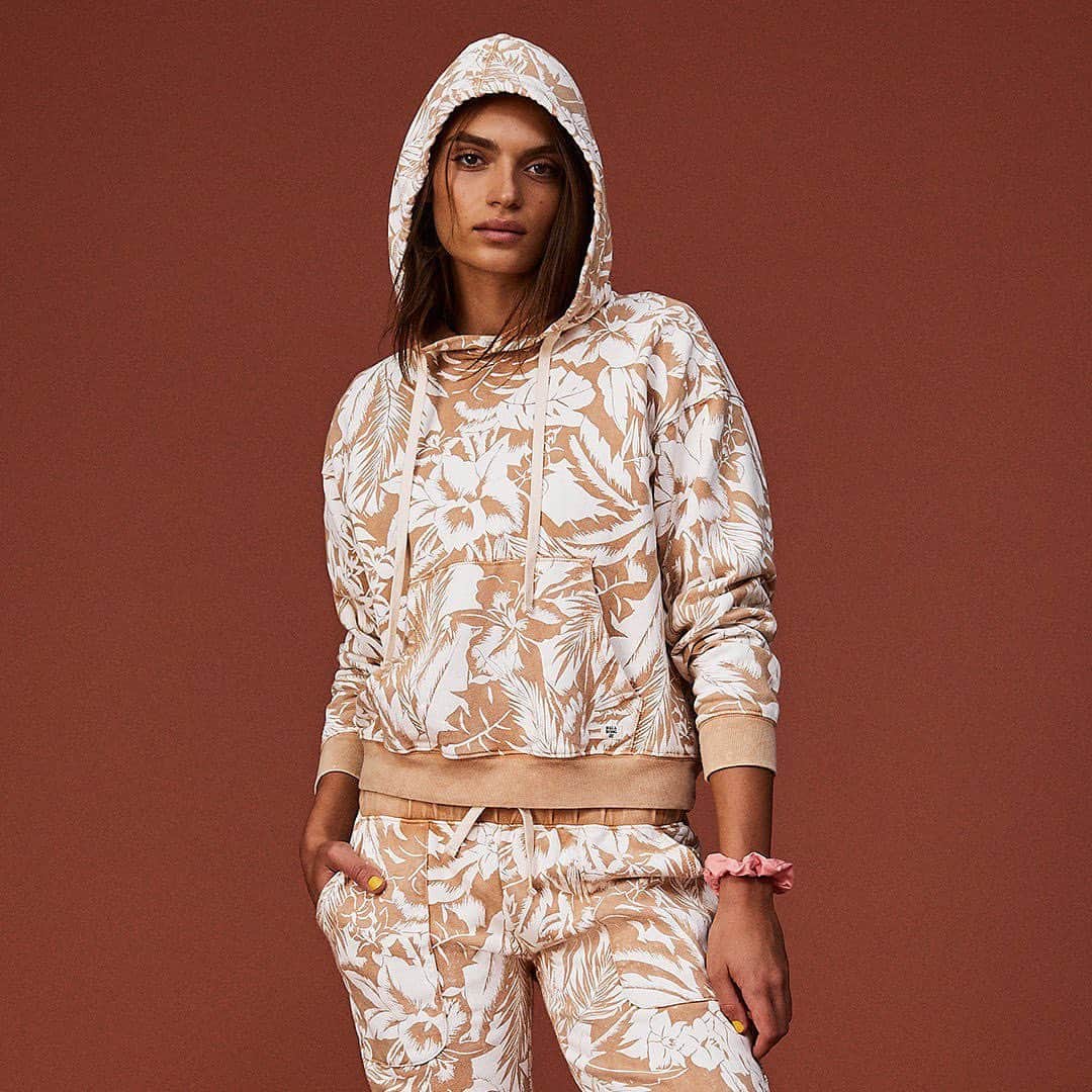 Nordstromさんのインスタグラム写真 - (NordstromInstagram)「Up your cozy game with monochrome sweat sets in pop prints and sophisticated neutrals. Head to Stories to see how our fashion editor styles matching sets three ways. #stayNspired」1月29日 10時50分 - nordstrom