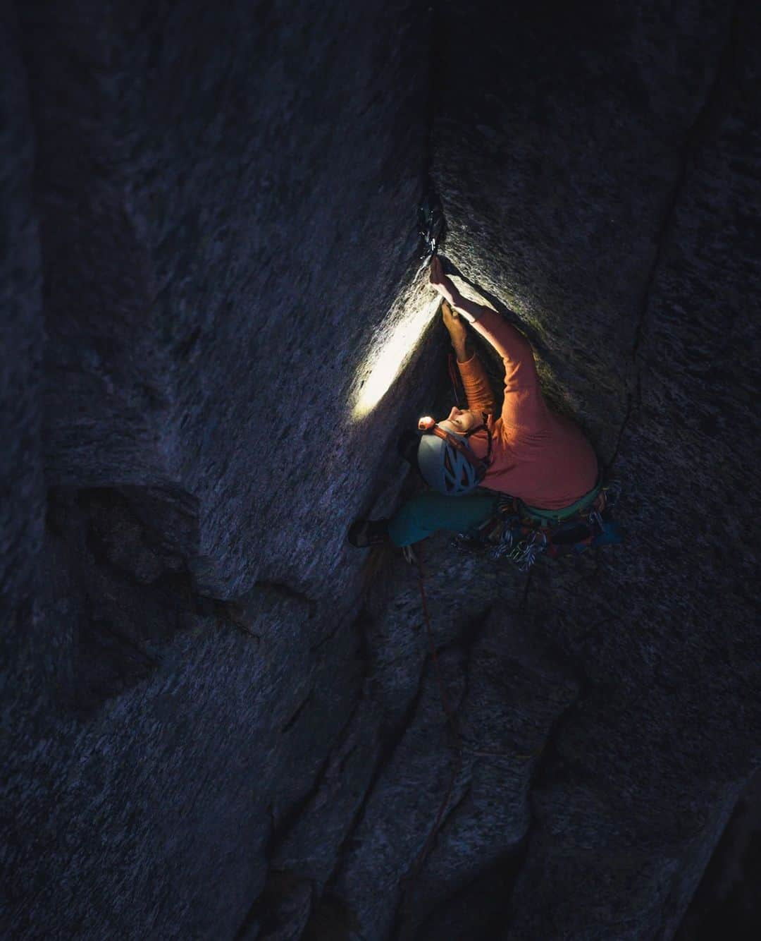 patagoniaさんのインスタグラム写真 - (patagoniaInstagram)「The calm quiet of climbing by headlamp. ⁠ Photo: @bdoscher⁠」1月29日 10時45分 - patagonia