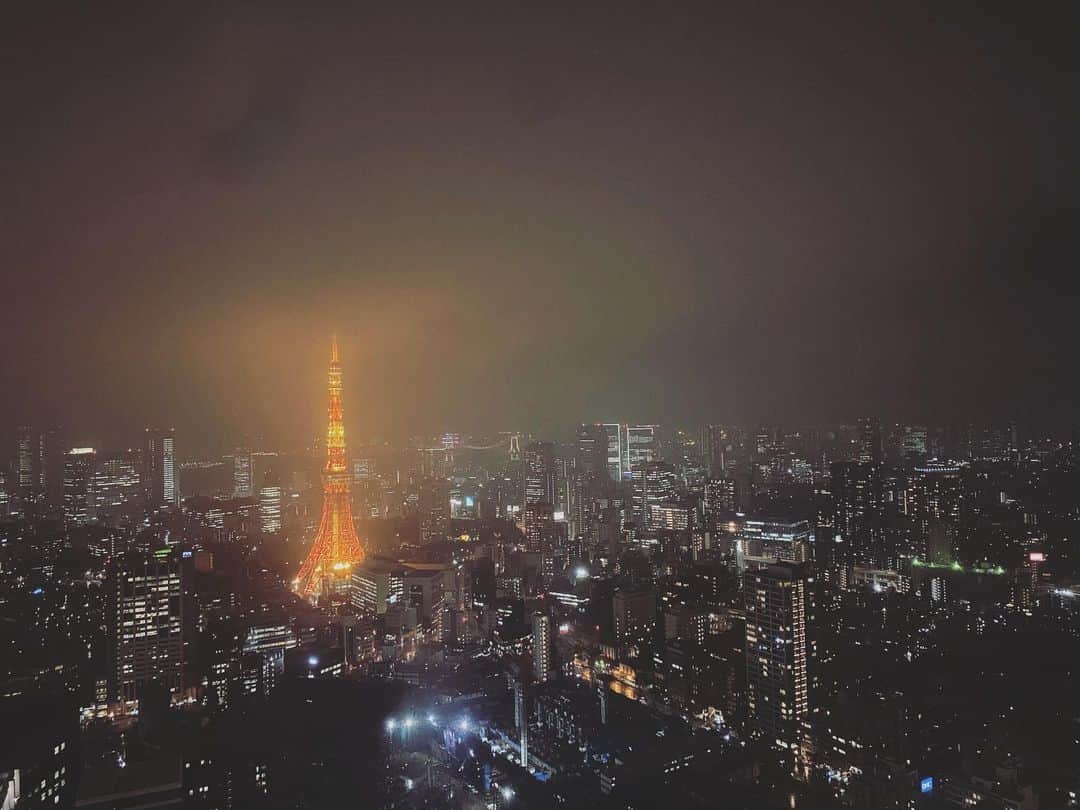 石川龍のインスタグラム：「テレワークが続く中、今年はじめての出社となった日。雪☃️が舞い、夜は東京タワー🗼が幻想的に光っていました。 #tokyotower  #東京タワー」