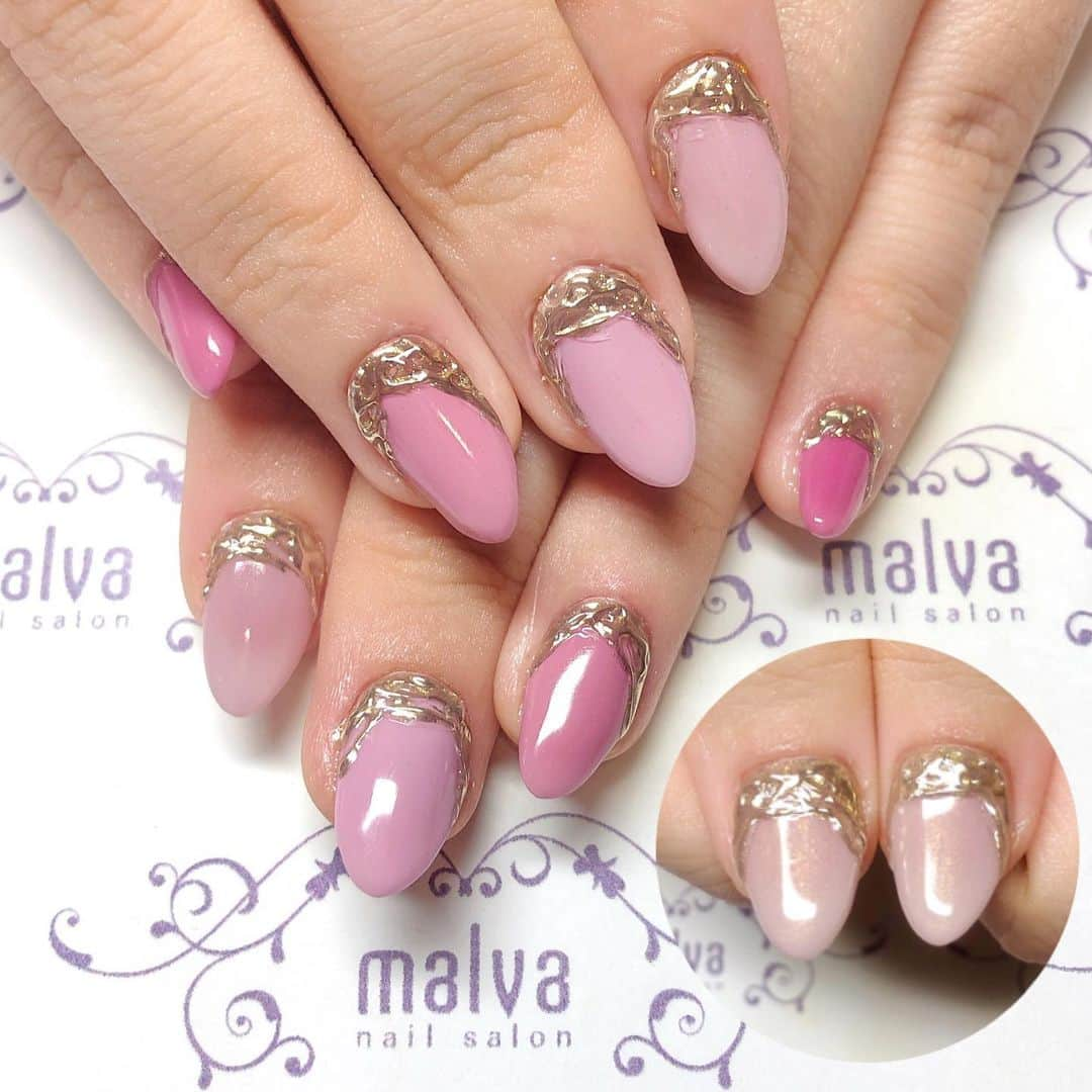 nailsalon malva（ネイルサロンマルヴァ）さんのインスタグラム写真 - (nailsalon malva（ネイルサロンマルヴァ）Instagram)「リピーター様のみ ご案内可能なお任せアート90分コースです💅 gel ¥11000  お客様のいつものお好みに合わせてデザインさせていただきます💗  5色の絶妙なくすみピンク💕 ピンクはピンクでも、 可愛い感じになりすぎない大人ピンクです😉 長い爪でも短い爪でも🙆‍♀️  ーーーーーーーーーーーーーーーー  malvaはコロナ感染症対策サロンです◎  ※ご来店前に新型コロナ感染症接触アプリ“cocoa”をDL、5日以上稼働させていただき ご予約をお願いしております  ※来店規約と感染対策をHPに掲載 しております。ご確認お願いします🙇‍♀️⠀⠀⠀ ⠀⠀  ーーーーーーーーーーーーーーーー NEW 飲む＋蒸すよもぎハーブ蒸し🌿  温活習慣で健康＋美容に働きかけるスペシャルケア 継続してぜひ体感してください✨  ーーーーーーーーーーーーーーーー 初めてご利用のお客様へ  施術の際に使用する用具は感染症対策として 使い回しは一切しません🙅‍♀️  お手数ですが ネイル、まつげメニューで初めてご利用の際は サロンキット《お客様専用の施術キット》を ご購入いただいております💡  ご理解ご協力よろしくお願いします🙇‍♀️  ーーーーーーーーーーーーーーーー  原宿にあるサロンはこちら💁‍♀️ @malva_nail  malvaネイル学びたい方はこちら💁‍♀️ 自宅で学べるzoomオンラインアートセミナー💅 @embc_japan  ハンドケア用品・ネイルチップ・コロナ対策グッズ・化粧品・デコグッズも販売してます🌹 @shop_malva  ーーーーーーーーーーーーーーーー  ネイルキャンペーンは @malva_nail プロフィールURL からご覧ください◎  ◎ネイルは4週間の保証つき💅 割れやすい＆取れやすい方も安心✨  ♥ ♥ ♥ ♥ ♥ ♥ ♥ ♥ ♥ ♥ ♥ ♥ ♥⠀  𝐧𝐚𝐢𝐥𝐬𝐚𝐥𝐨𝐧 𝐦𝐚𝐥𝐯𝐚⠀ 明治神宮前駅/原宿駅　徒歩3分 ⠀ ご予約・お問い合わせ⠀ LINE《@malvaで検索🔍》   #malva #nailsalonmalva #ネイル #nail  #naildesign #nailstagram #beautysalonmalva #gel #ジェルネイル #お洒落ネイル #原宿ネイルサロン #表参道ネイルサロン #冬ネイル #ネイルデザイン #美甲  #네일 #젤네일 #甲油 #指甲 #nails #量産型ネイル #ピンクネイル #ミラーネイル #うねうねミラーネイル #トレンドネイル #韓国ネイル #コロナ感染症対策サロン #nails #ロングネイル #ガーリーネイル」1月29日 10時46分 - malva_nail