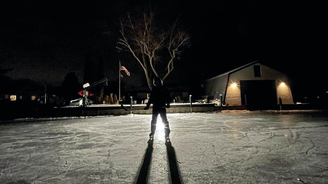 デイブ・クーリエのインスタグラム：「What great way to finish this day. Outdoor #hockey under the lights. #cutitout 📸 @melissacoulier」